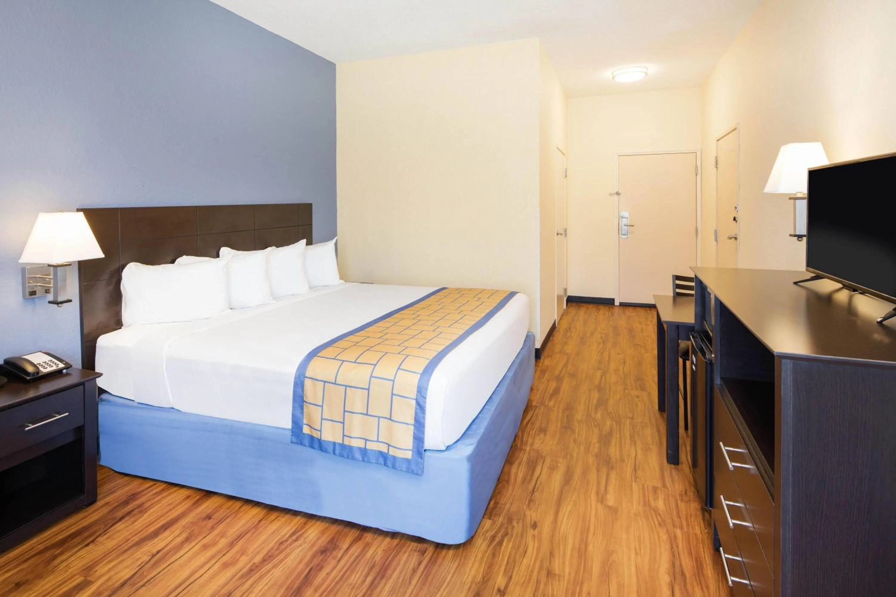 Photo of the whole room, Bed in Days Inn by Wyndham Macon I-75 North