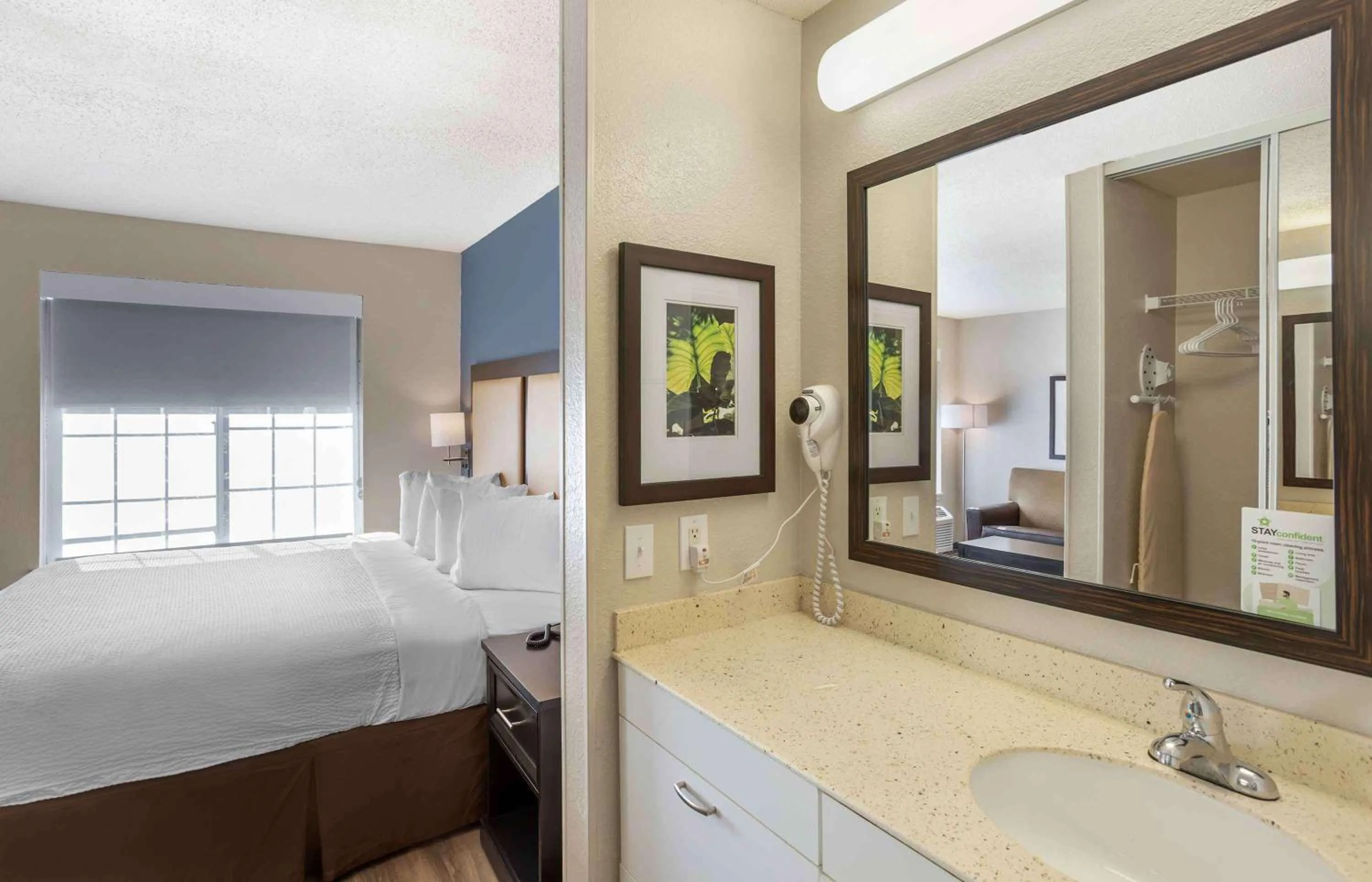 Bathroom, Bed in Extended Stay America Suites - Norwalk - Stamford