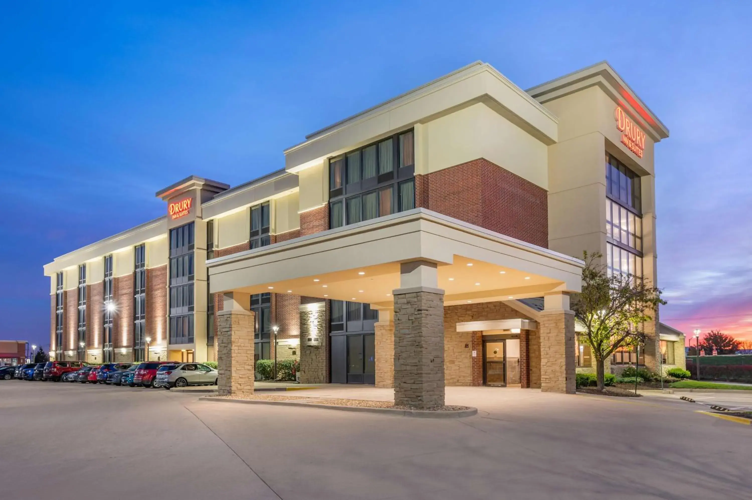 Property building in Drury Inn & Suites Champaign Property building in Drury Inn & Suites Champaign
