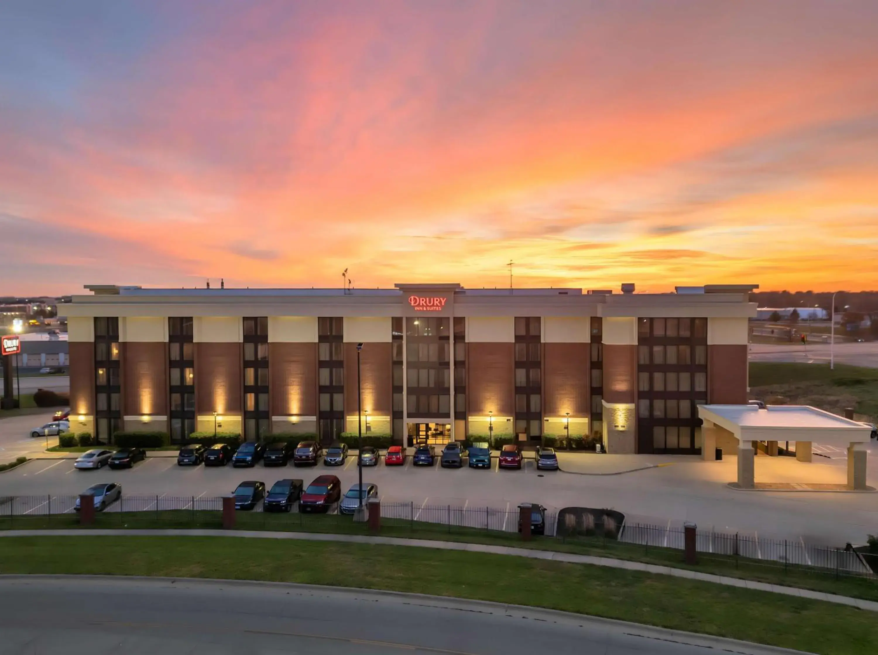 Property building in Drury Inn & Suites Champaign Property building in Drury Inn & Suites Champaign