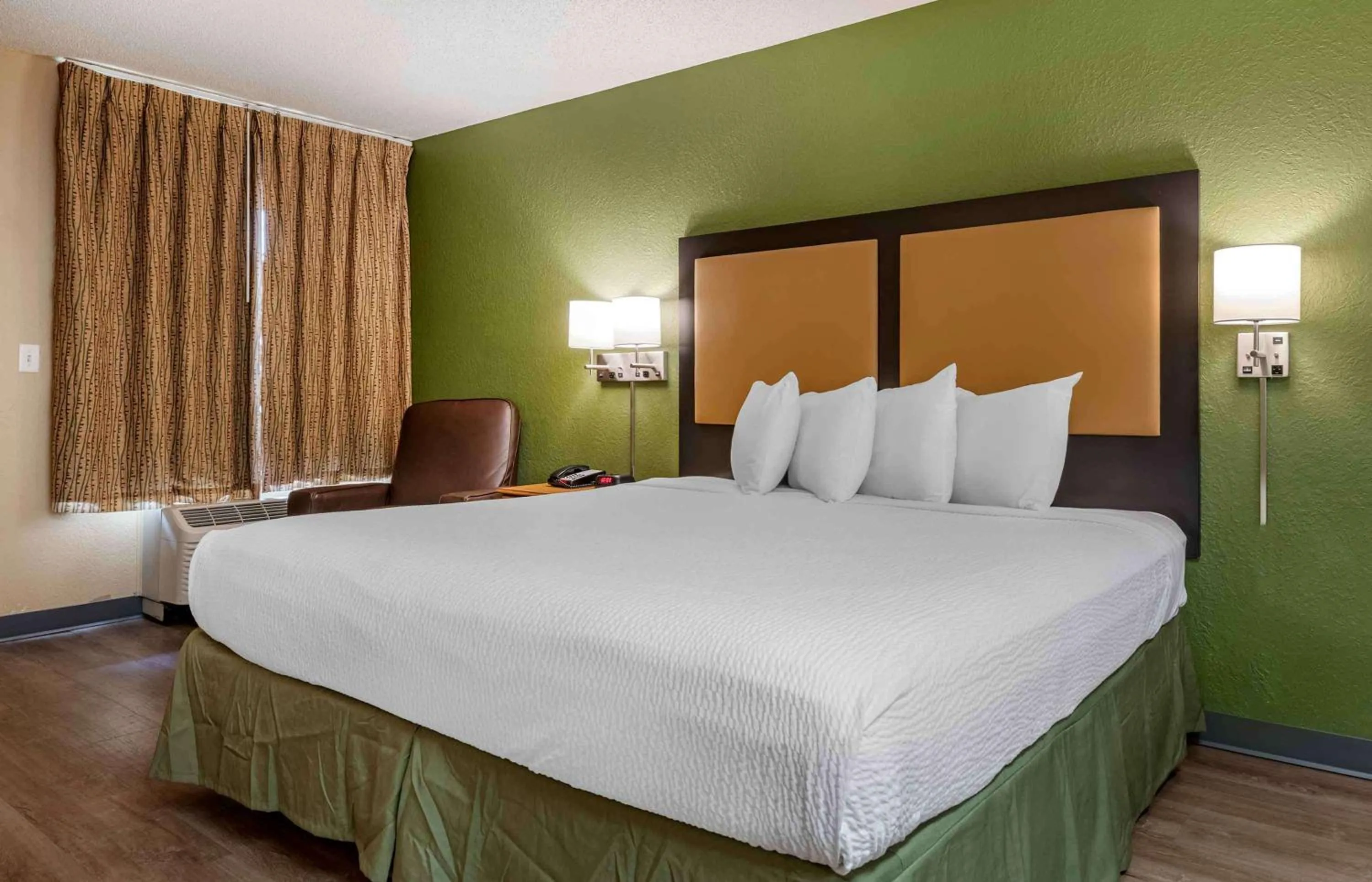 Bedroom, Bed in Extended Stay America Select Suites - Jacksonville - Southside - St Johns Towne Ctr