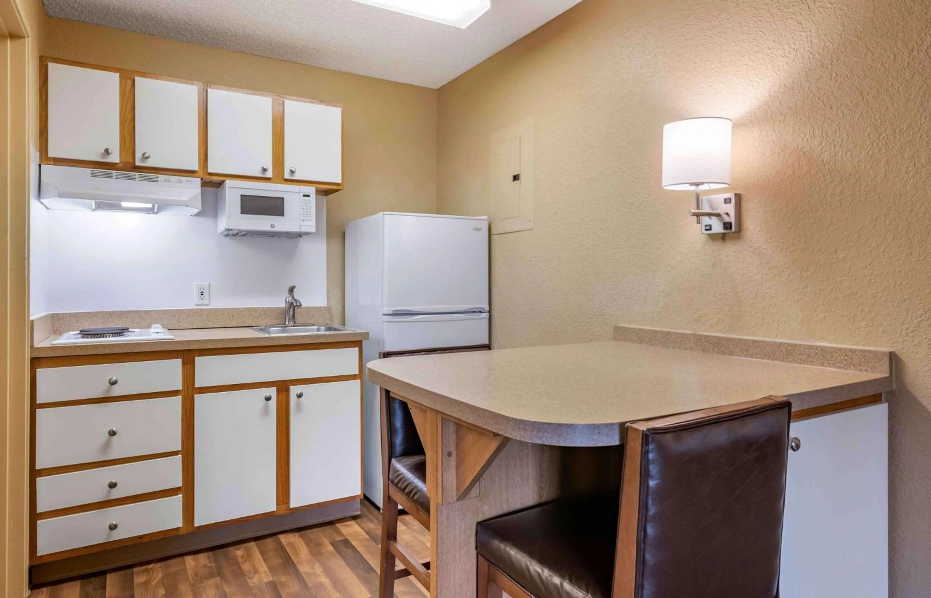 Kitchen or kitchenette in Extended Stay America Select Suites - Jacksonville - Southside - St Johns Towne Ctr