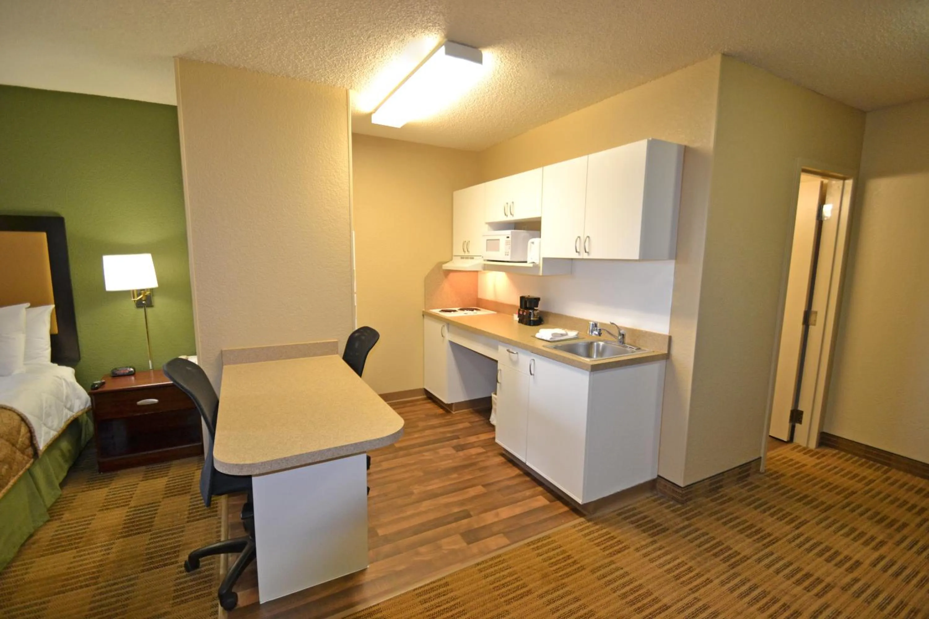 Kitchen or kitchenette in Suburban Studios Auburn Hills - Detroit