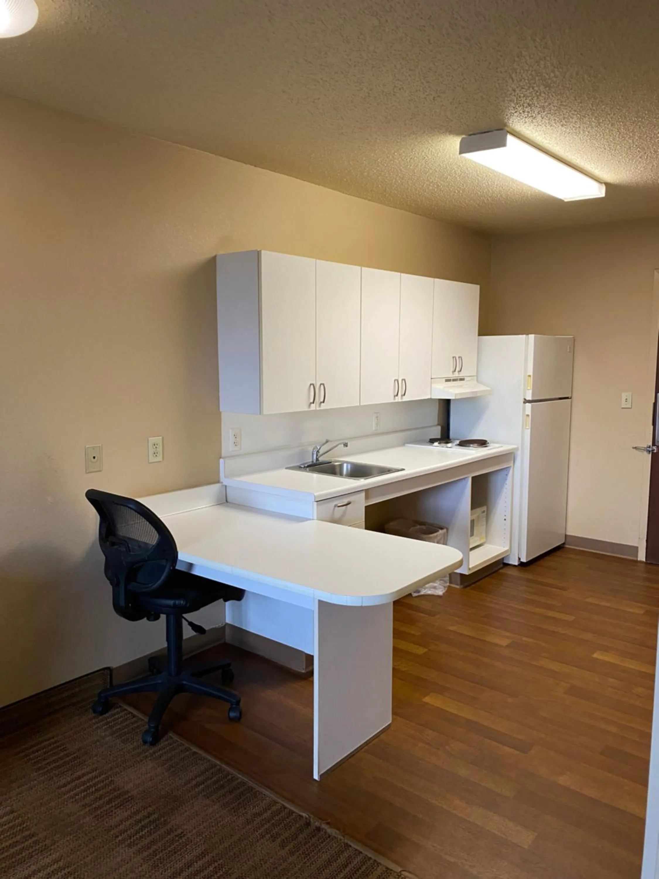 Kitchen or kitchenette in Suburban Studios Auburn Hills - Detroit