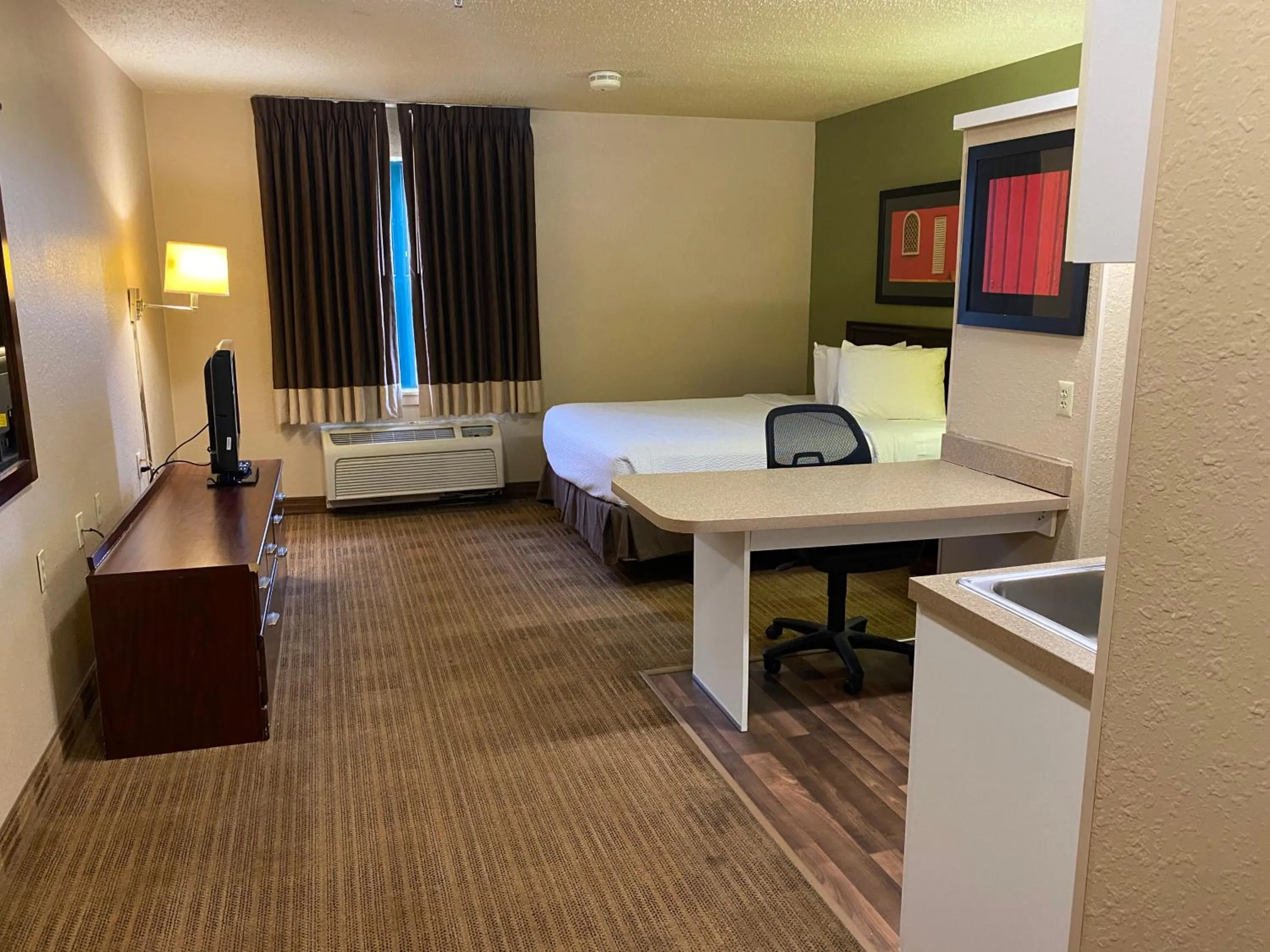 Bedroom, Bed in Suburban Studios Auburn Hills - Detroit