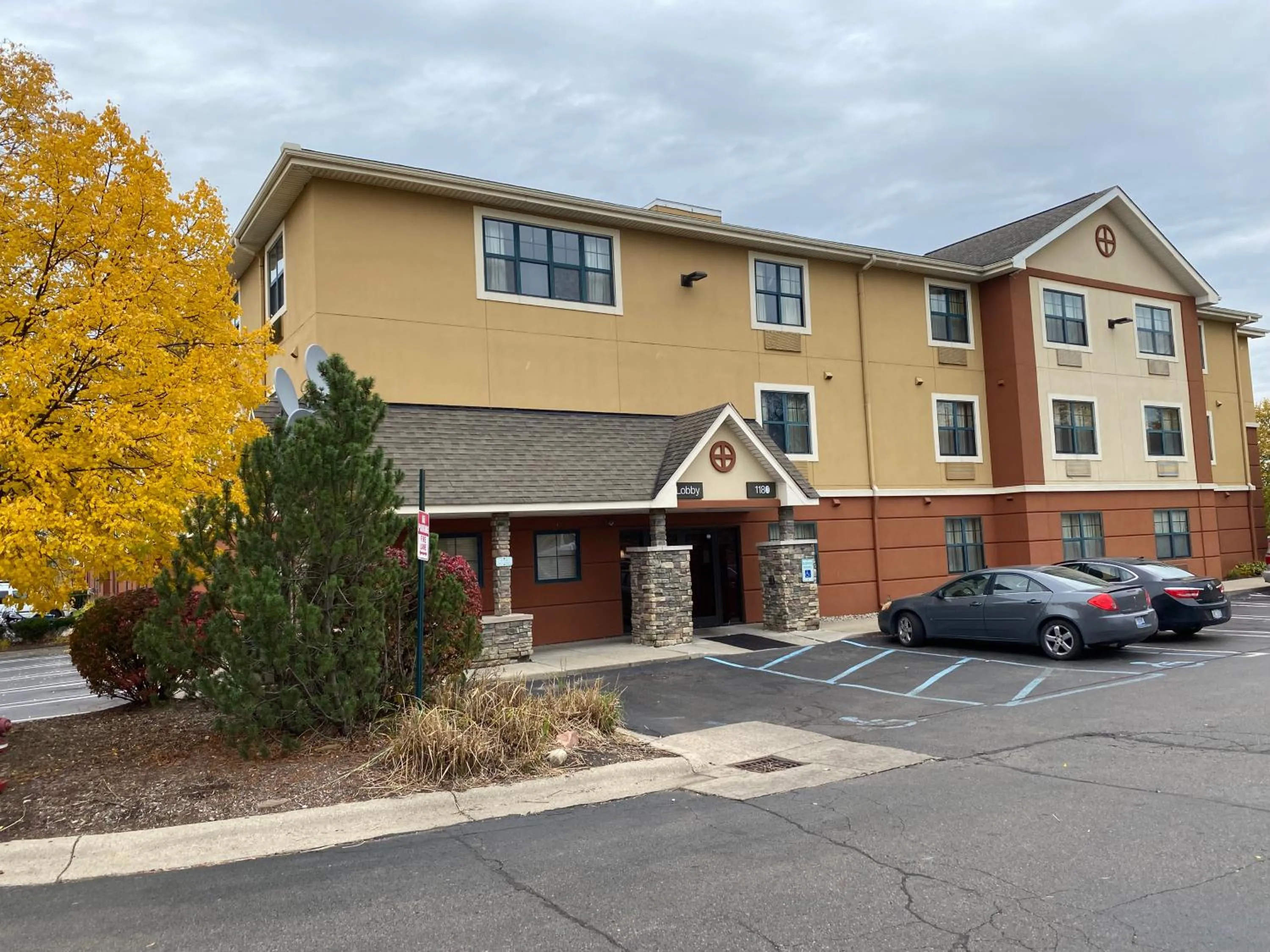 Facade/entrance in Suburban Studios Auburn Hills - Detroit