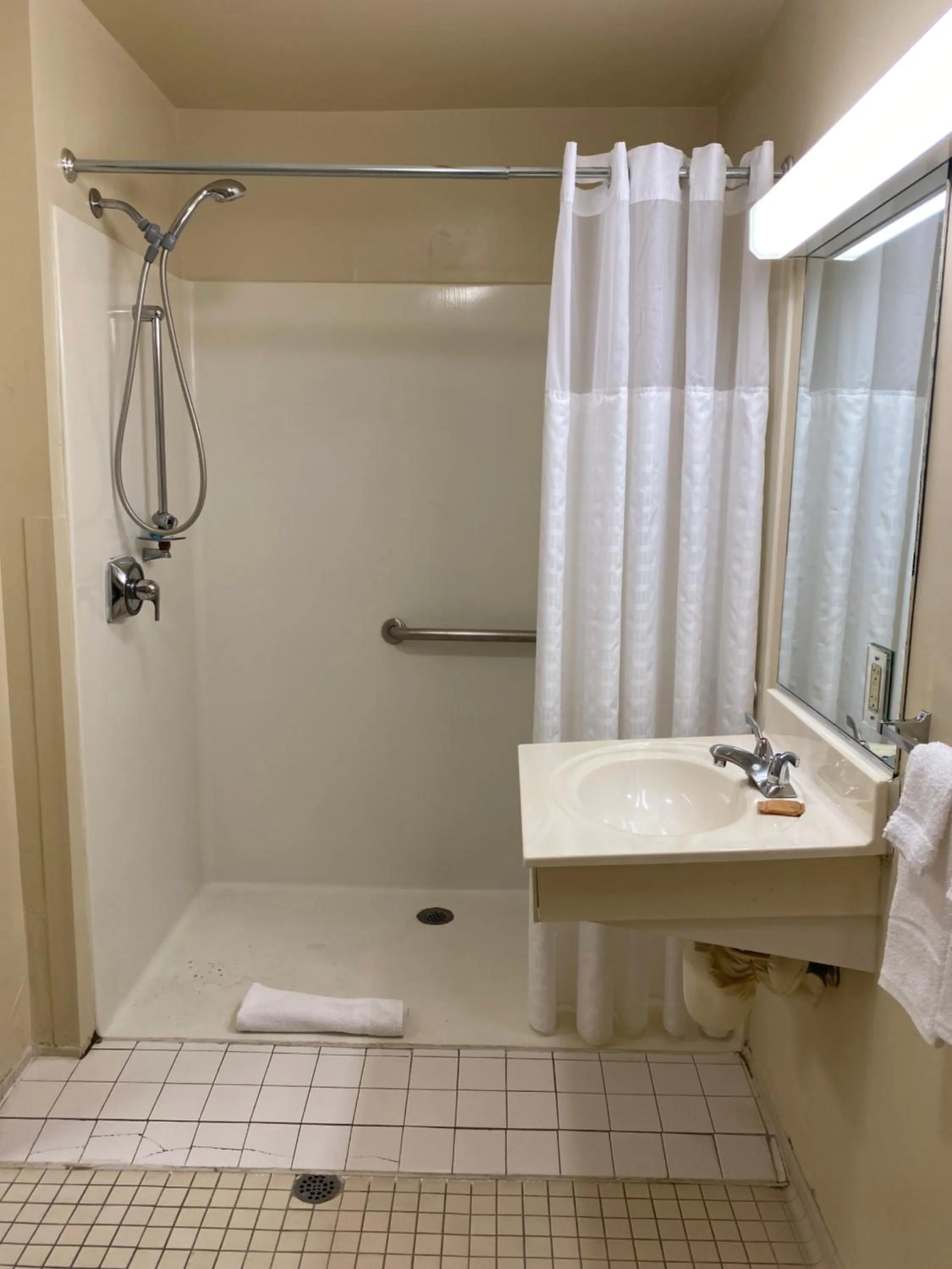 Shower in Suburban Studios Auburn Hills - Detroit