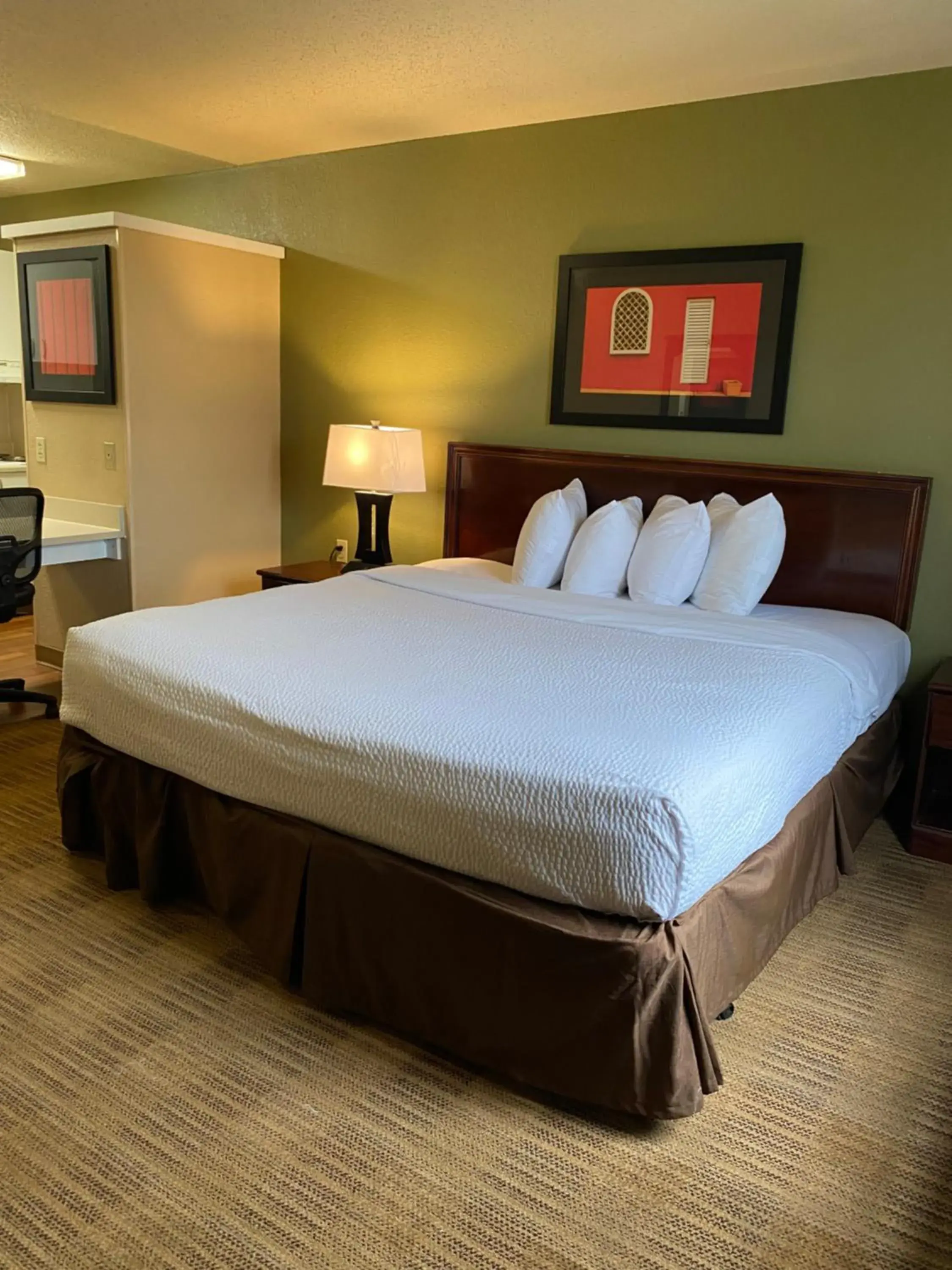 Bed in Suburban Studios Auburn Hills - Detroit Bed in Suburban Studios Auburn Hills - Detroit