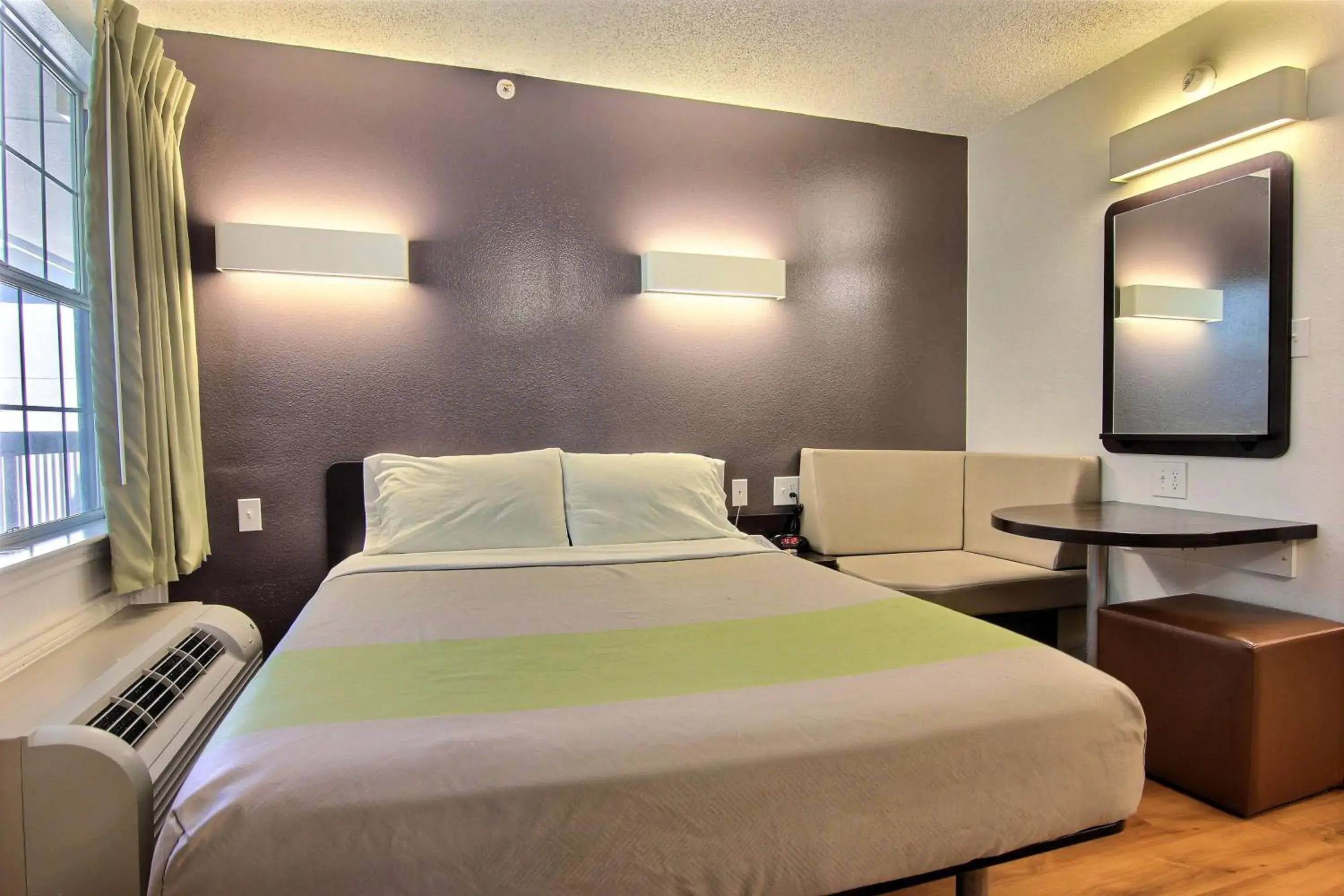 TV and multimedia, Bed in Studio 6-Austin, TX - Northwest TV and multimedia, Bed in Studio 6-Austin, TX - Northwest