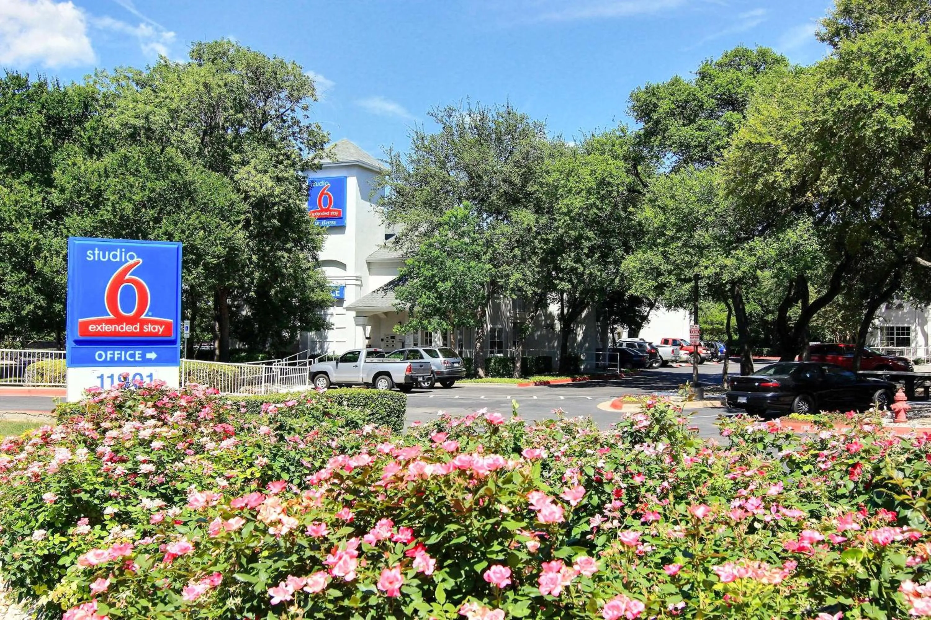 Property building in Studio 6-Austin, TX - Northwest