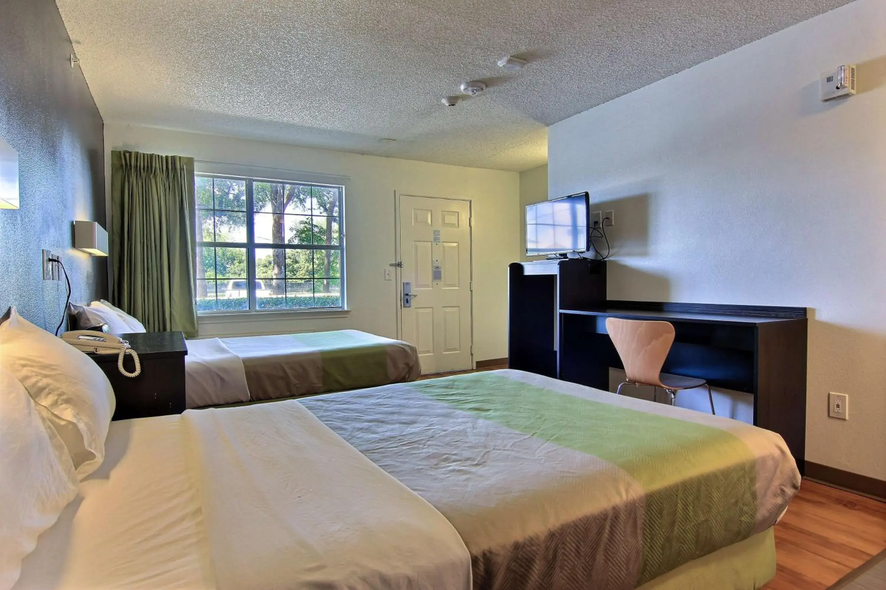 TV and multimedia, Bed in Studio 6-Austin, TX - Northwest TV and multimedia, Bed in Studio 6-Austin, TX - Northwest