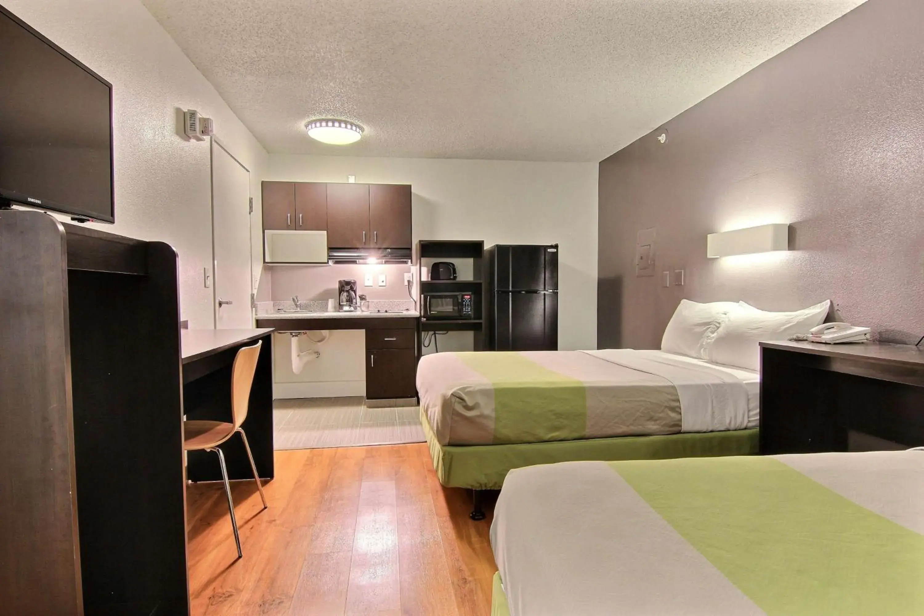 Quadruple Room - Non-Smoking in Studio 6-Austin, TX - Northwest Quadruple Room - Non-Smoking in Studio 6-Austin, TX - Northwest