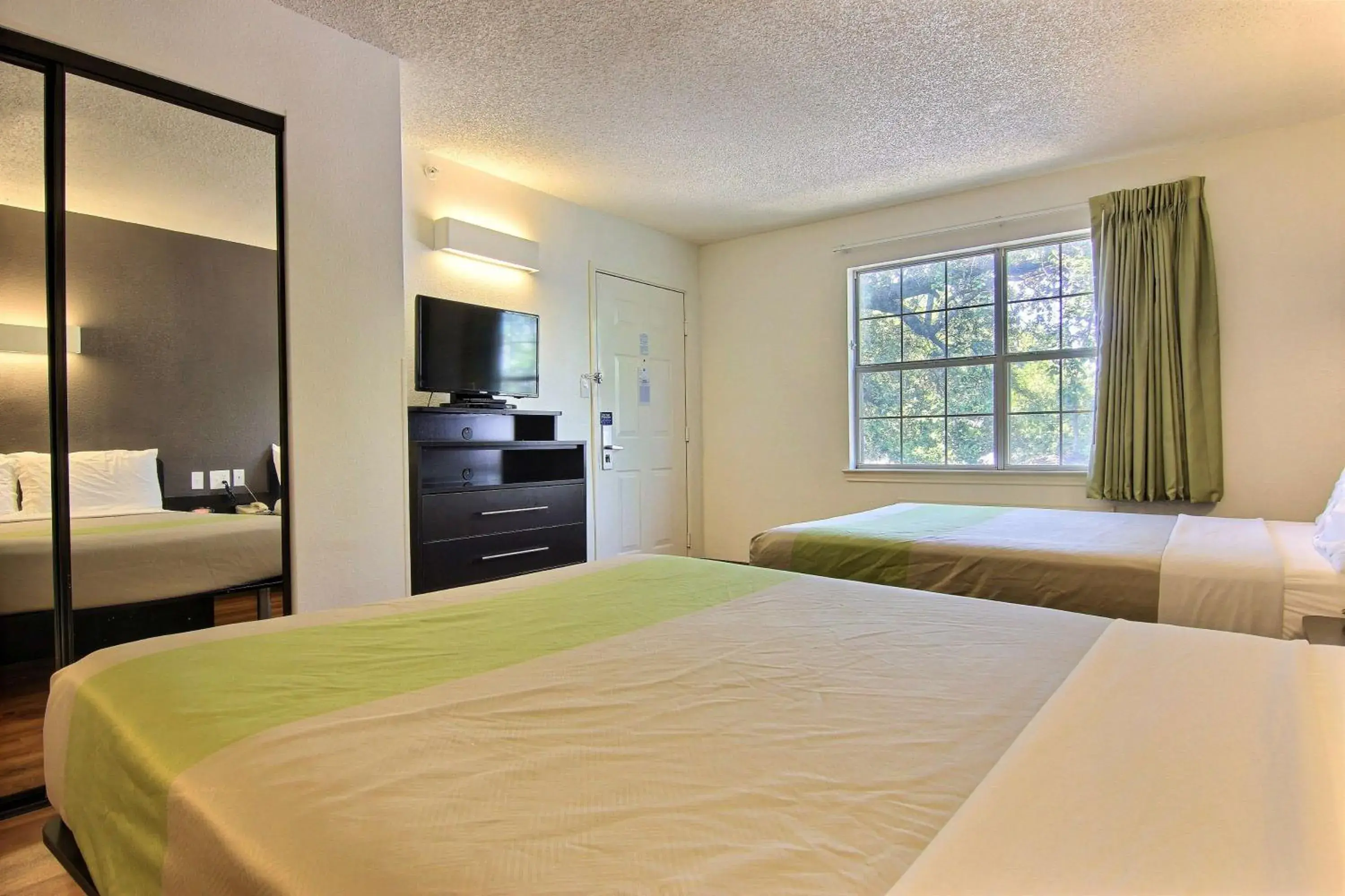 TV and multimedia, Bed in Studio 6-Austin, TX - Northwest TV and multimedia, Bed in Studio 6-Austin, TX - Northwest