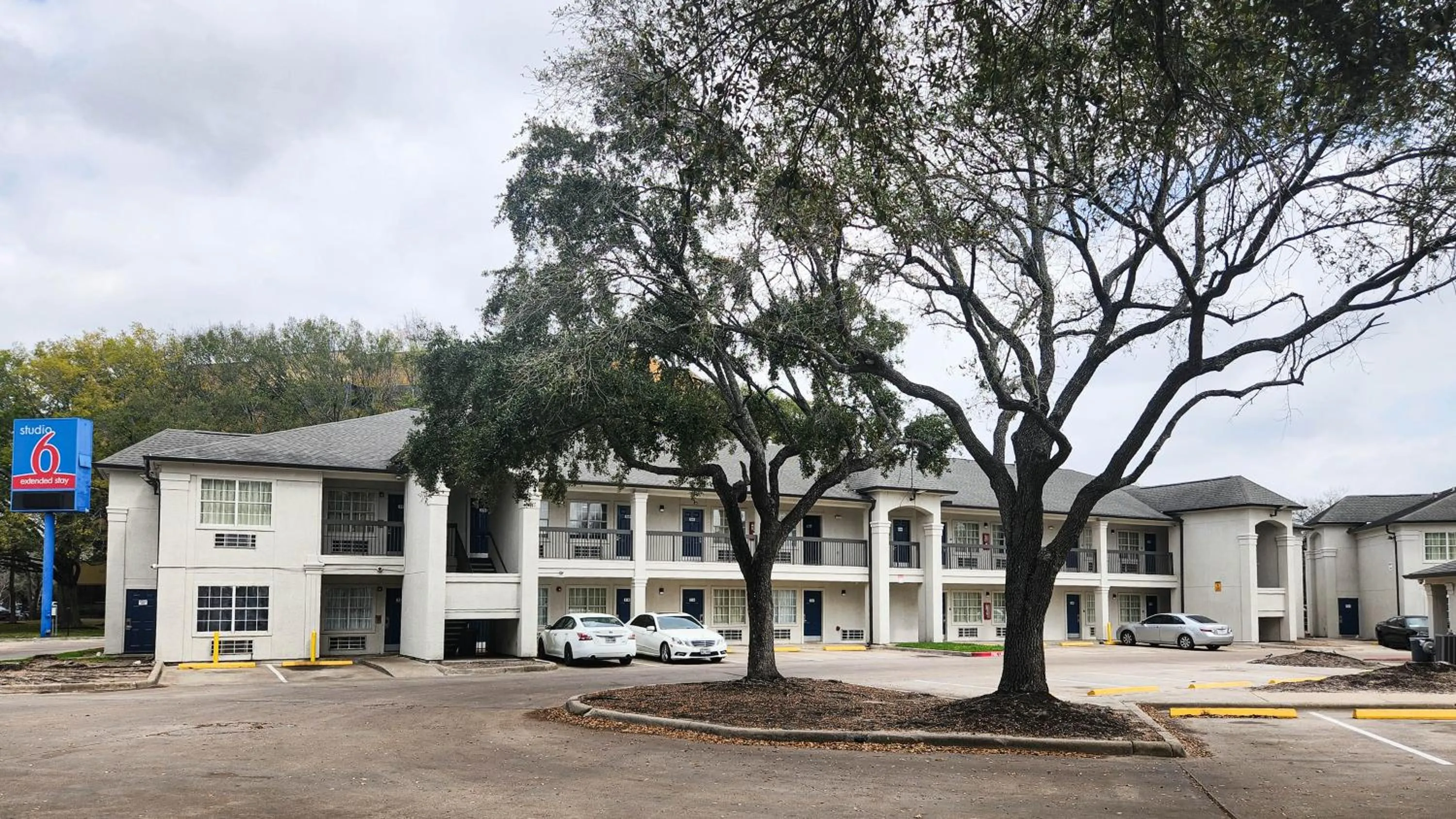 Property building in Studio 6-Houston, TX - Hobby South