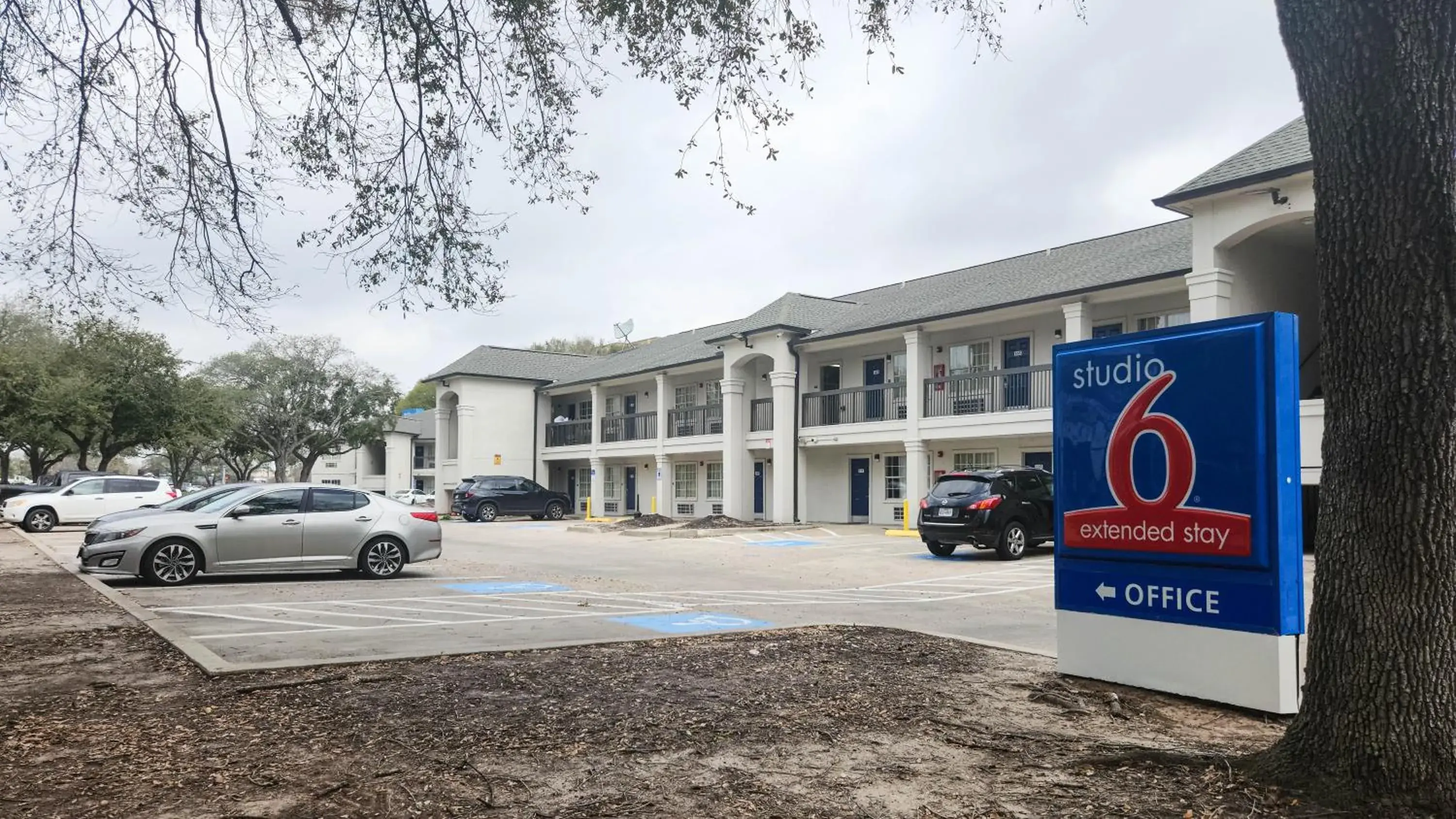 Property building in Studio 6-Houston, TX - Hobby South Property building in Studio 6-Houston, TX - Hobby South