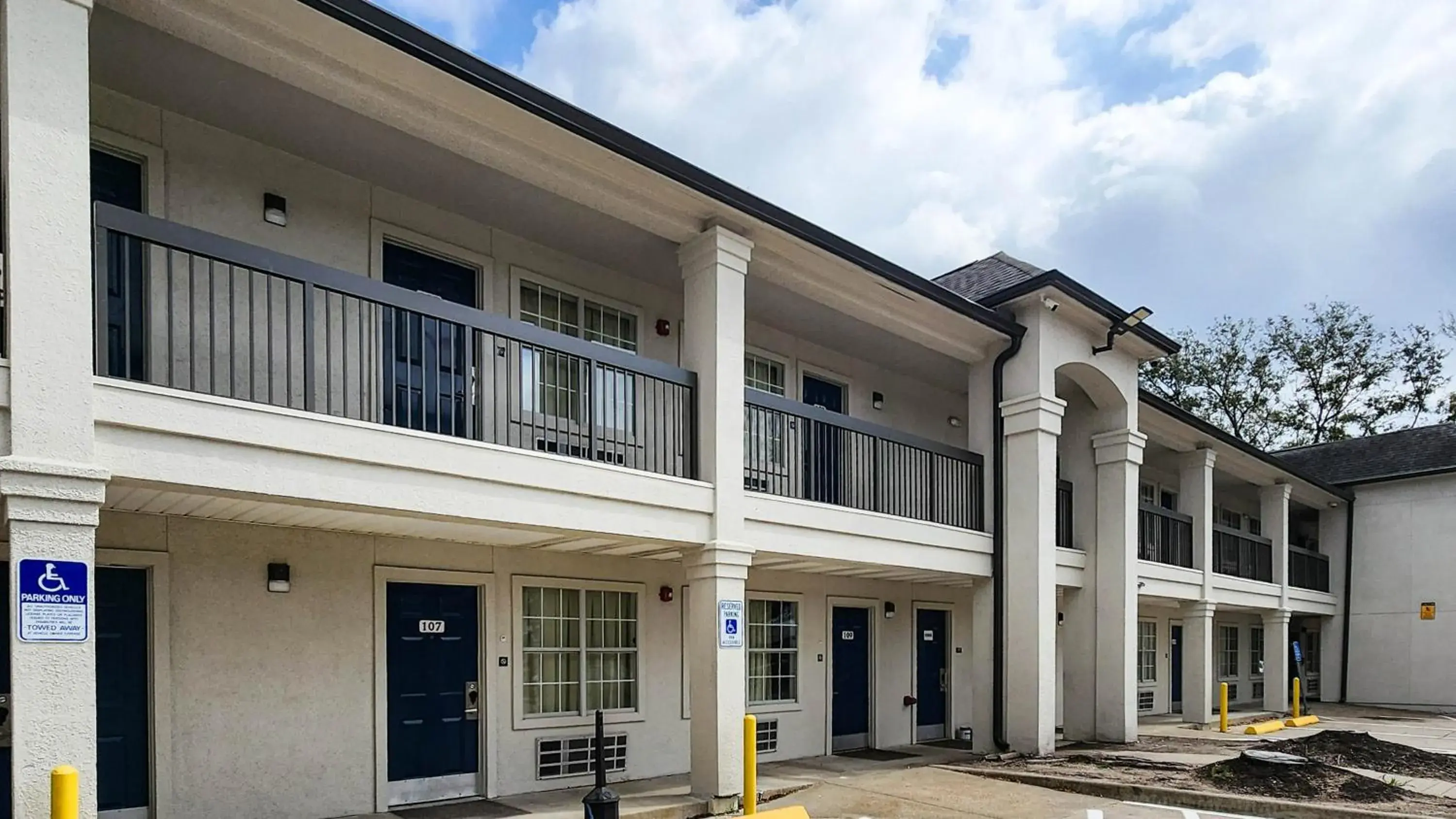 Property building in Studio 6-Houston, TX - Hobby South Property building in Studio 6-Houston, TX - Hobby South