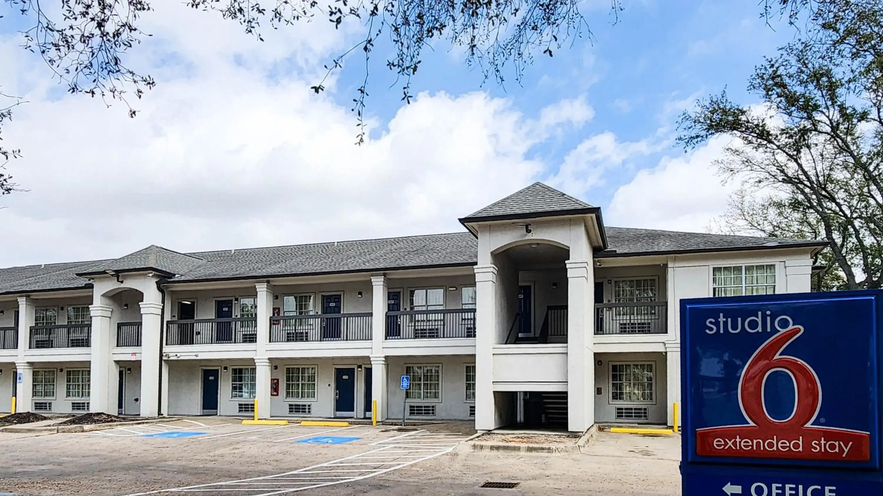 Property building in Studio 6-Houston, TX - Hobby South Property building in Studio 6-Houston, TX - Hobby South