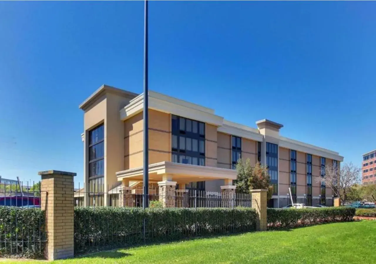 Property building in Drury Inn & Suites Houston Sugar Land Property building in Drury Inn & Suites Houston Sugar Land