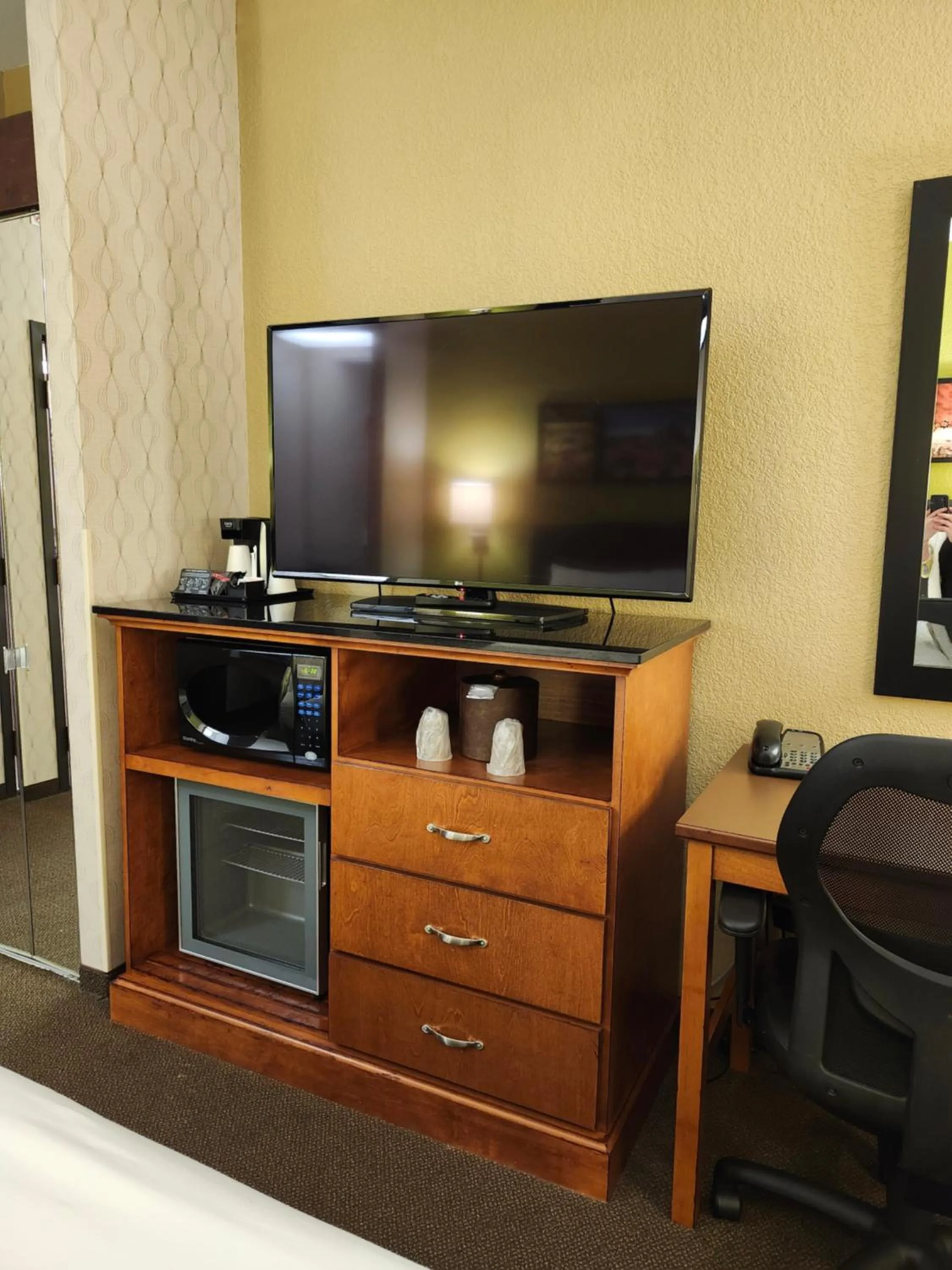 TV and multimedia in Heritage Inn Suites Houston Sugar Land, Trademark by Wyndham