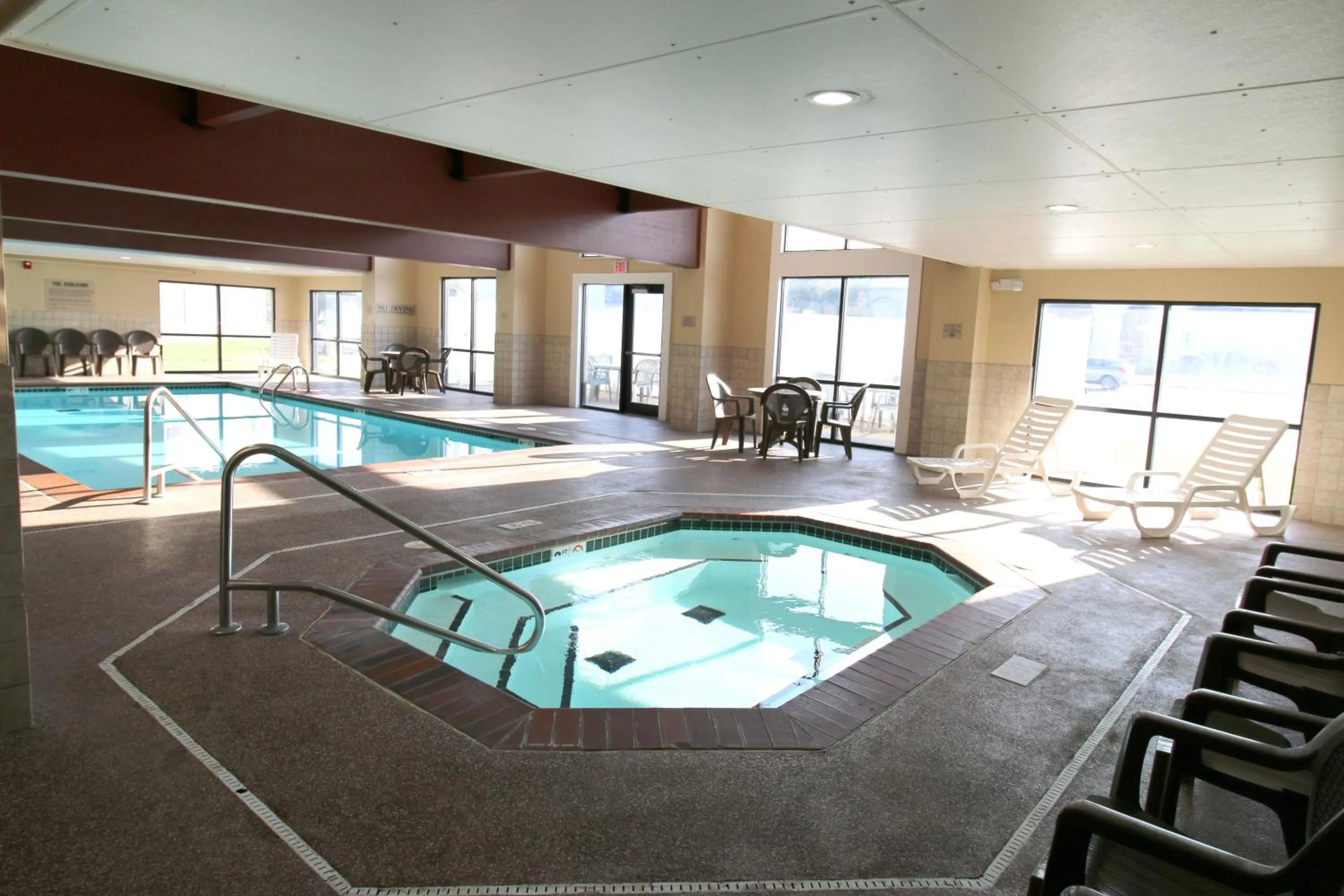 Swimming pool in Country Inn & Suites by Radisson, Council Bluffs, IA