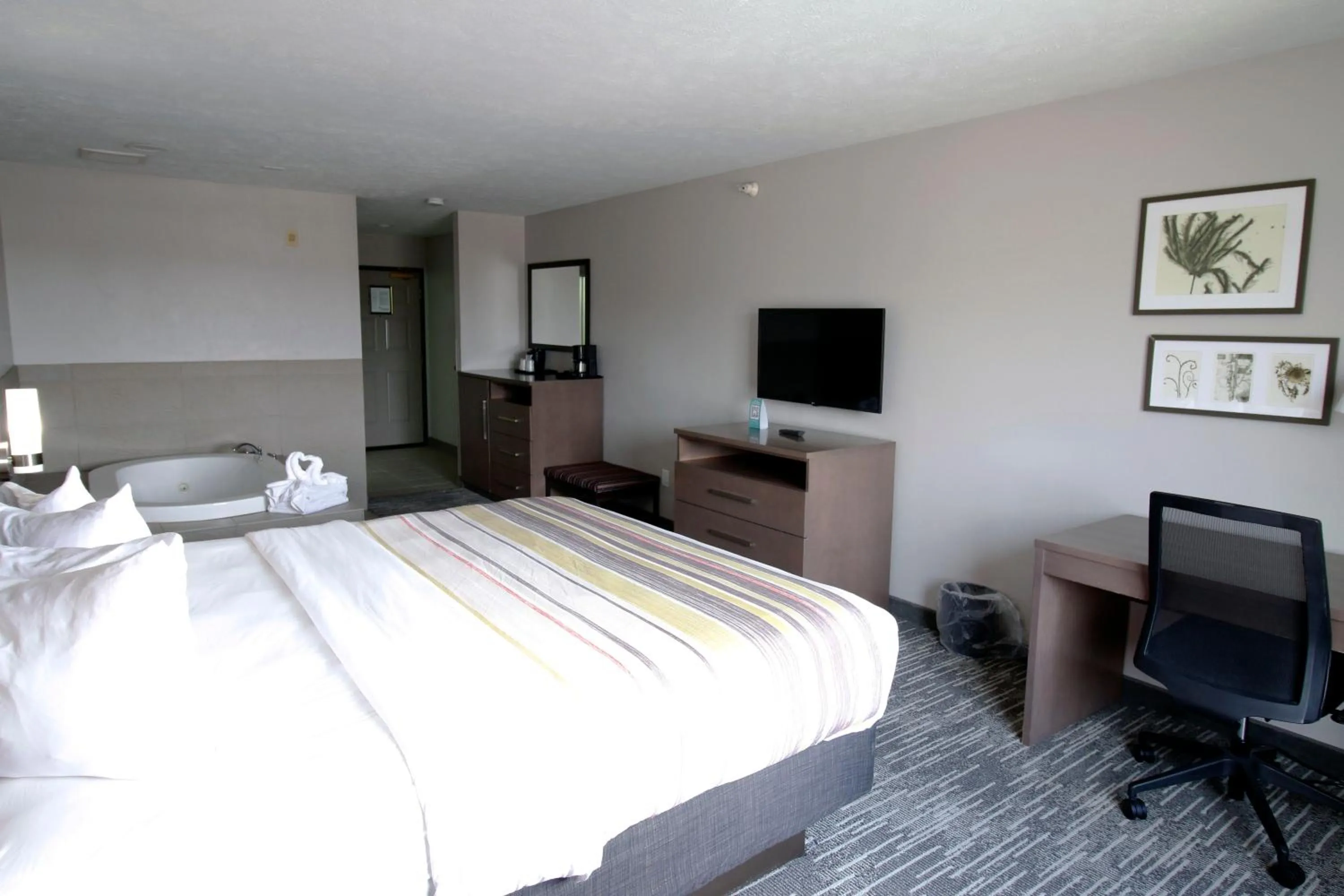 Bed in Country Inn & Suites by Radisson, Council Bluffs, IA