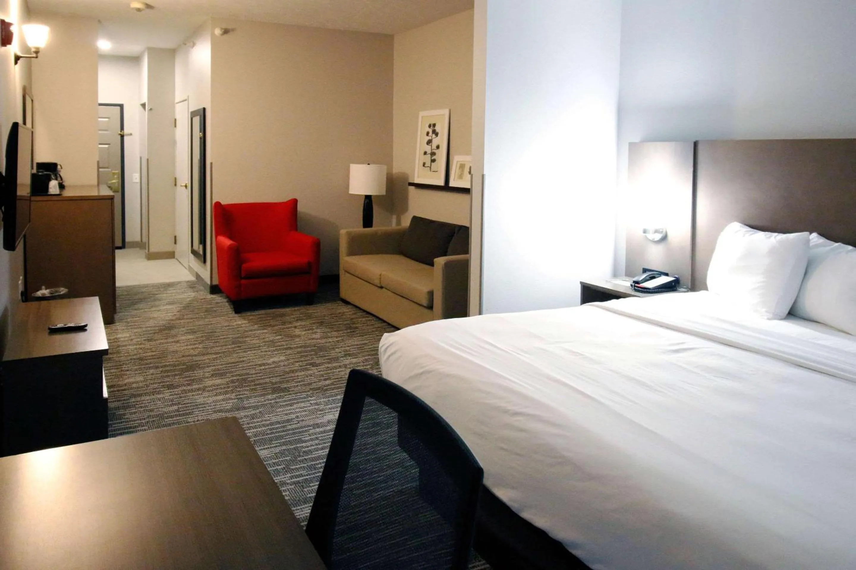 Bedroom, Bed in Country Inn & Suites by Radisson, Council Bluffs, IA