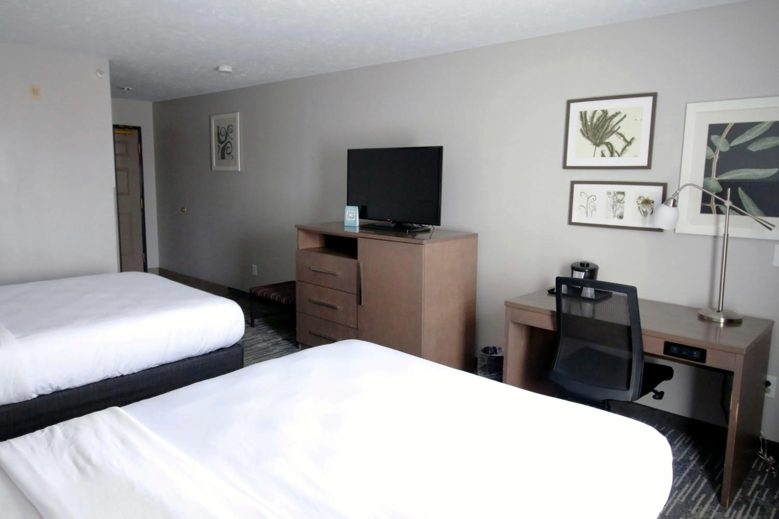 Bed in Country Inn & Suites by Radisson, Council Bluffs, IA