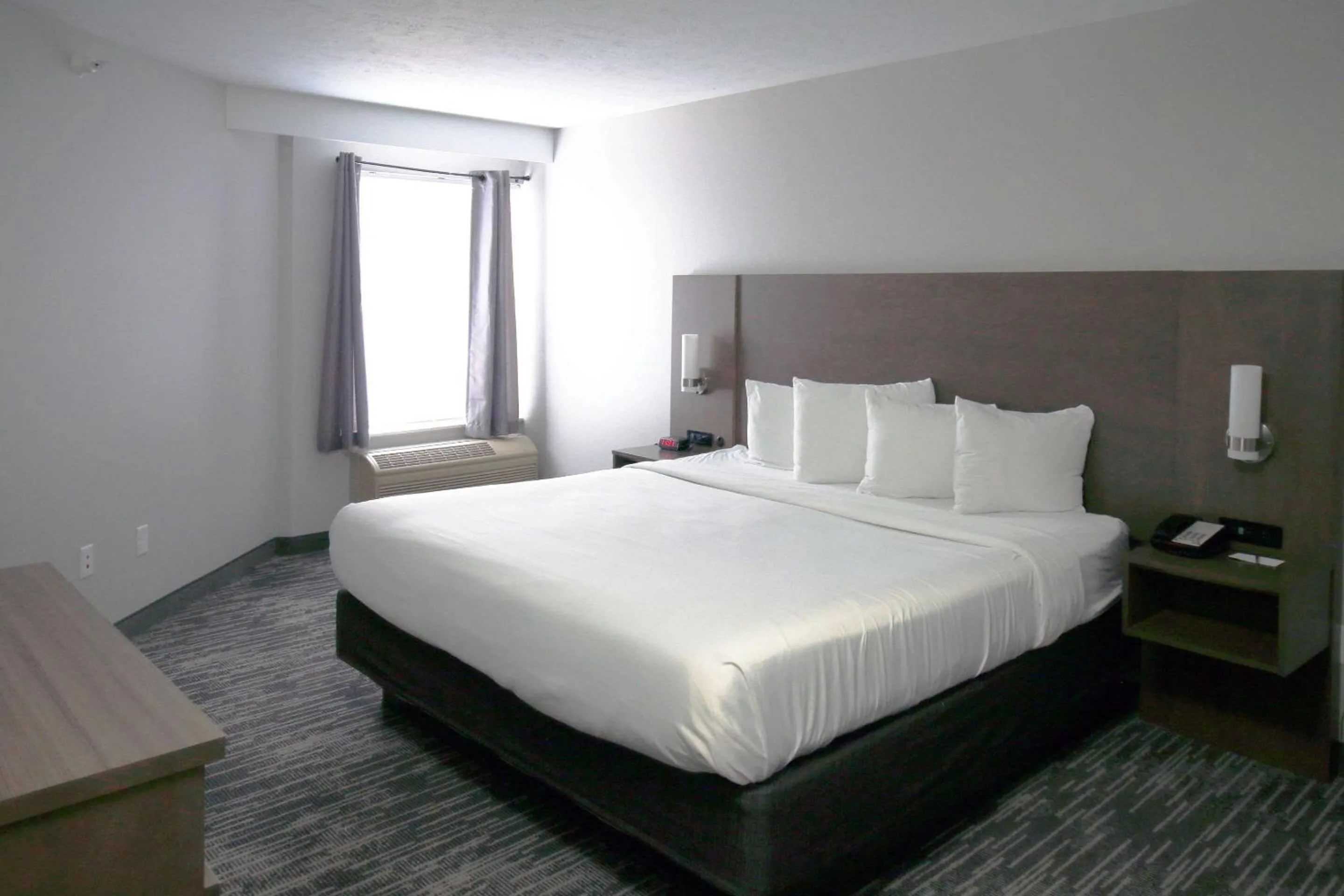 Bedroom, Bed in Country Inn & Suites by Radisson, Council Bluffs, IA