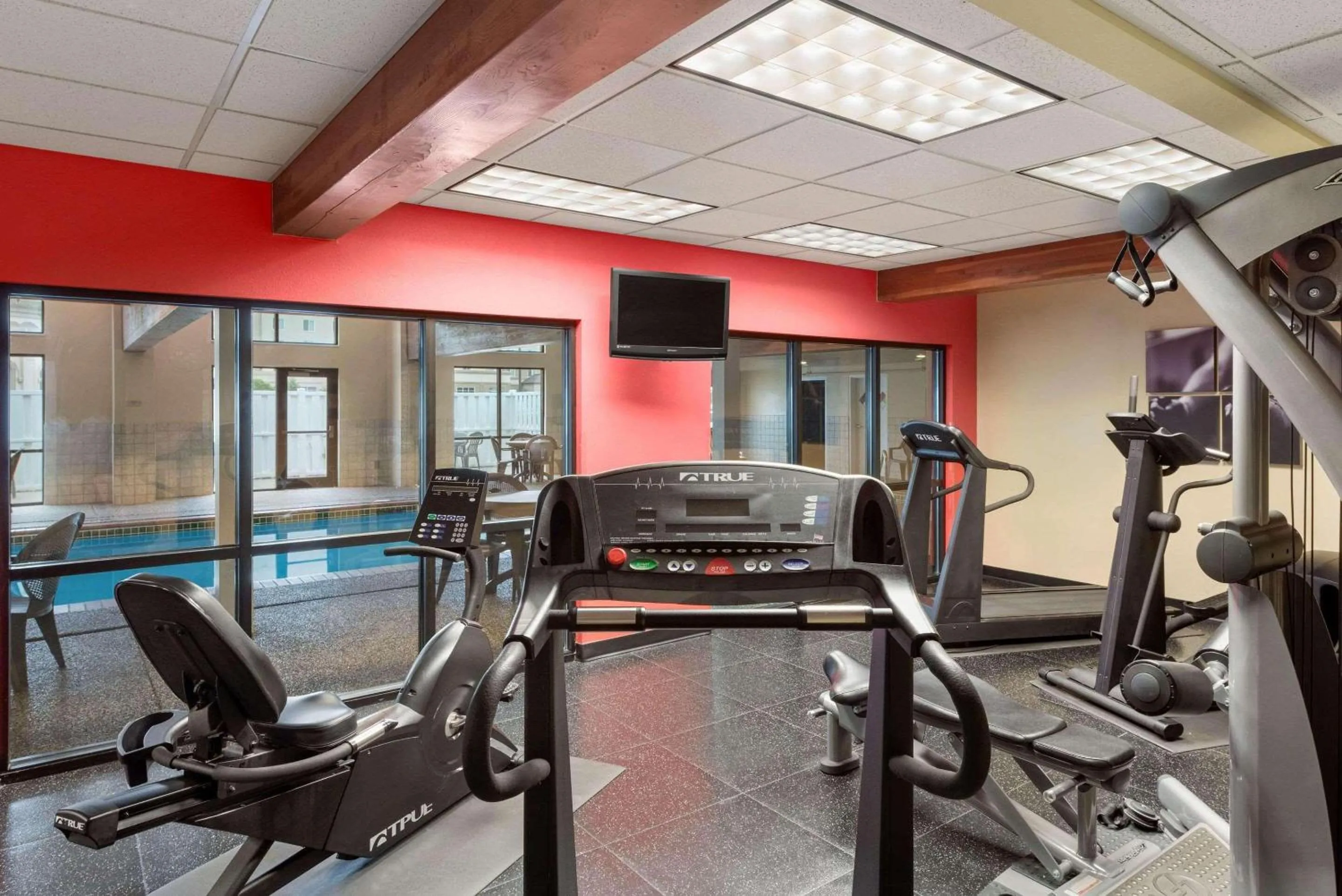 Fitness centre/facilities in Country Inn & Suites by Radisson, Council Bluffs, IA