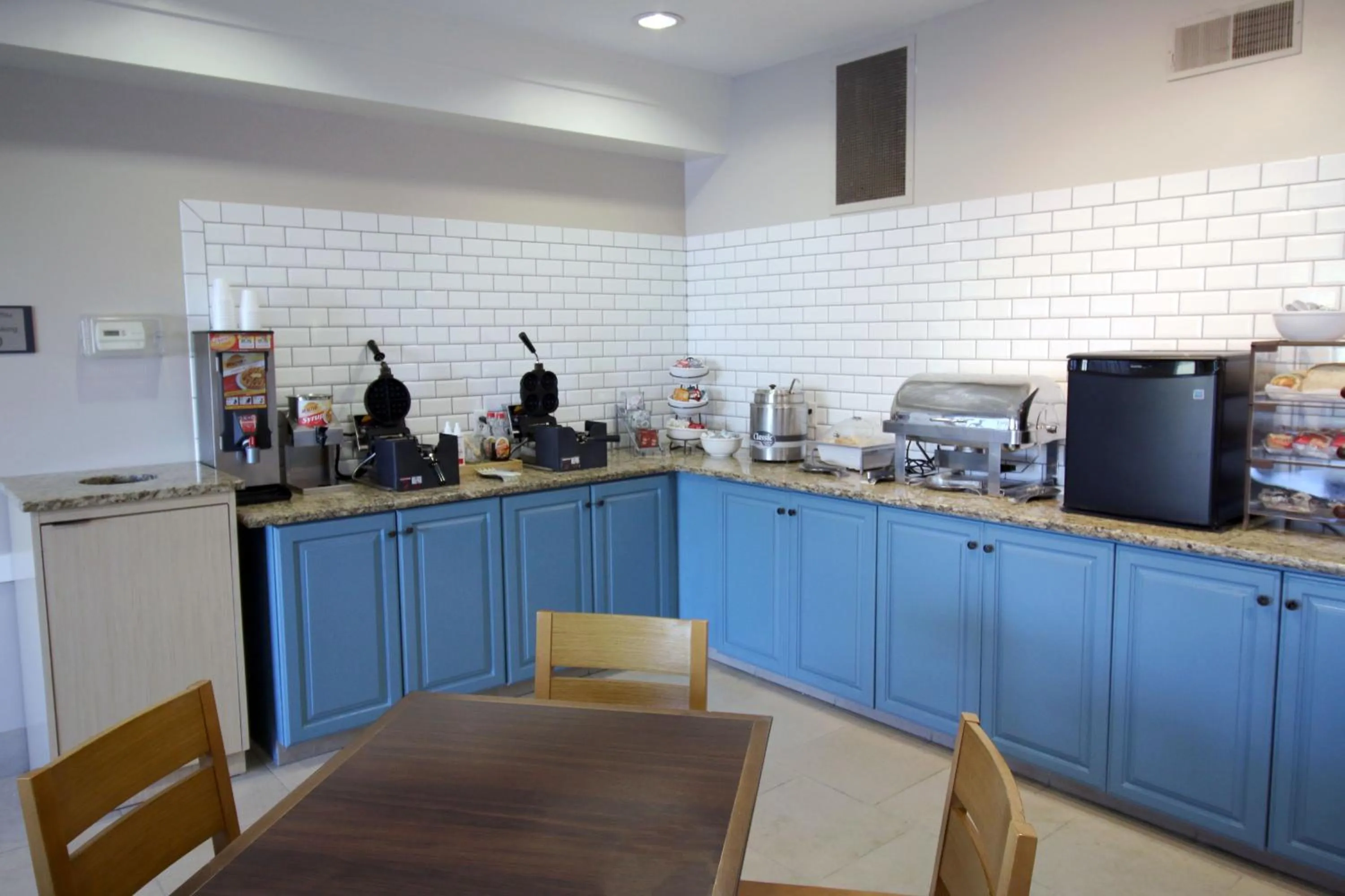 Breakfast in Country Inn & Suites by Radisson, Council Bluffs, IA