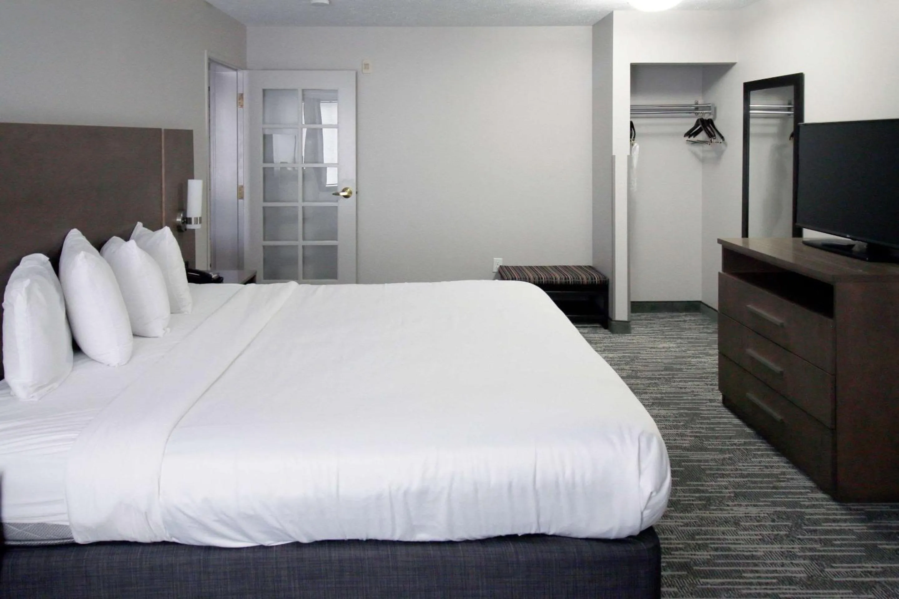 Bedroom, Bed in Country Inn & Suites by Radisson, Council Bluffs, IA