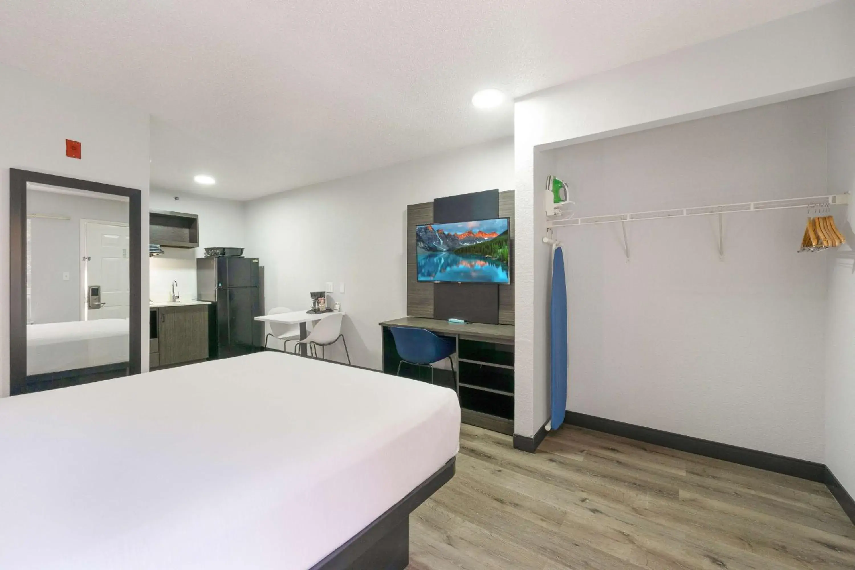 Bedroom, Bed in Studio 6-Tucker, GA - Atlanta Northlake Bedroom, Bed in Studio 6-Tucker, GA - Atlanta Northlake