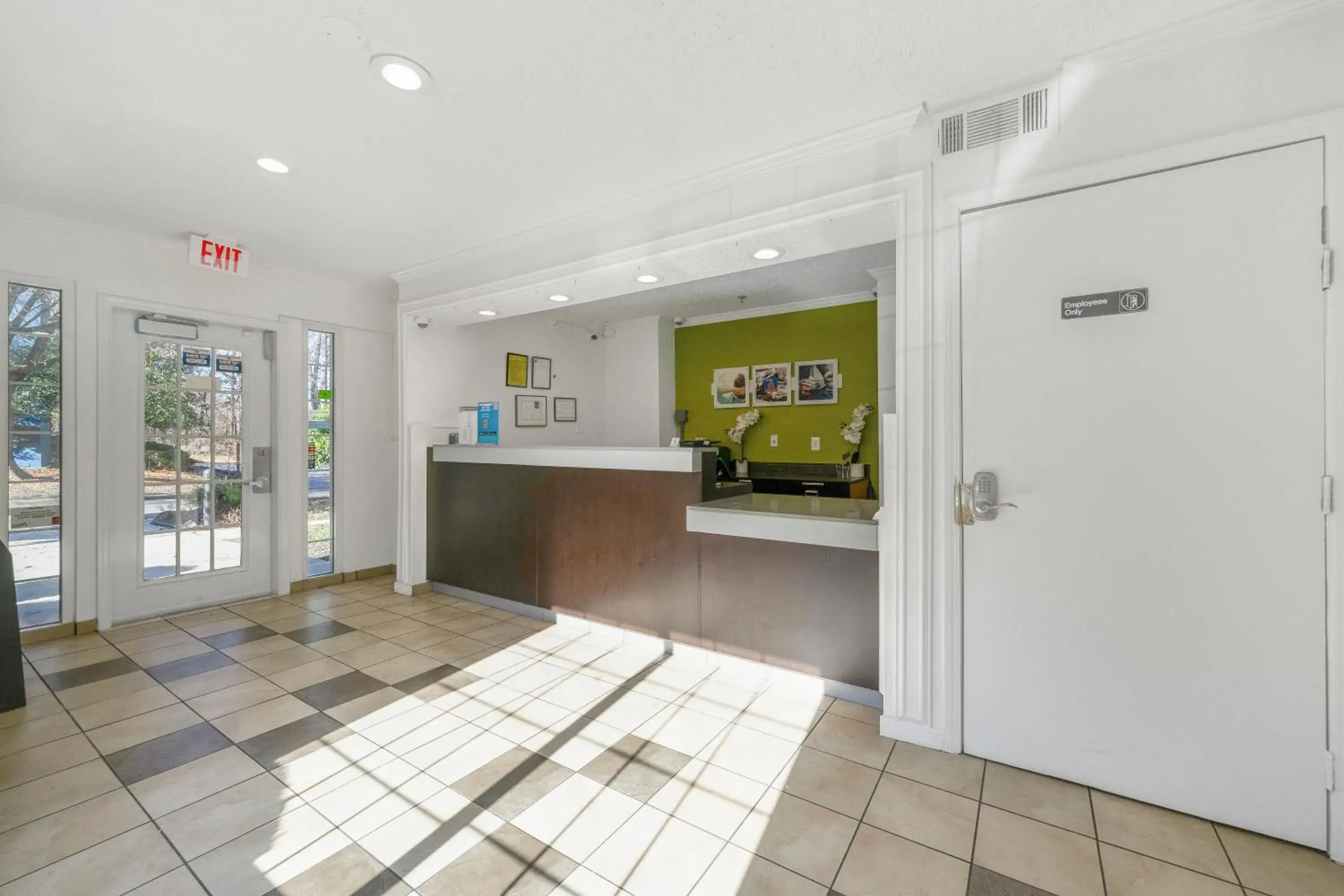 Lobby or reception in Studio 6-Tucker, GA - Atlanta Northlake Lobby or reception in Studio 6-Tucker, GA - Atlanta Northlake