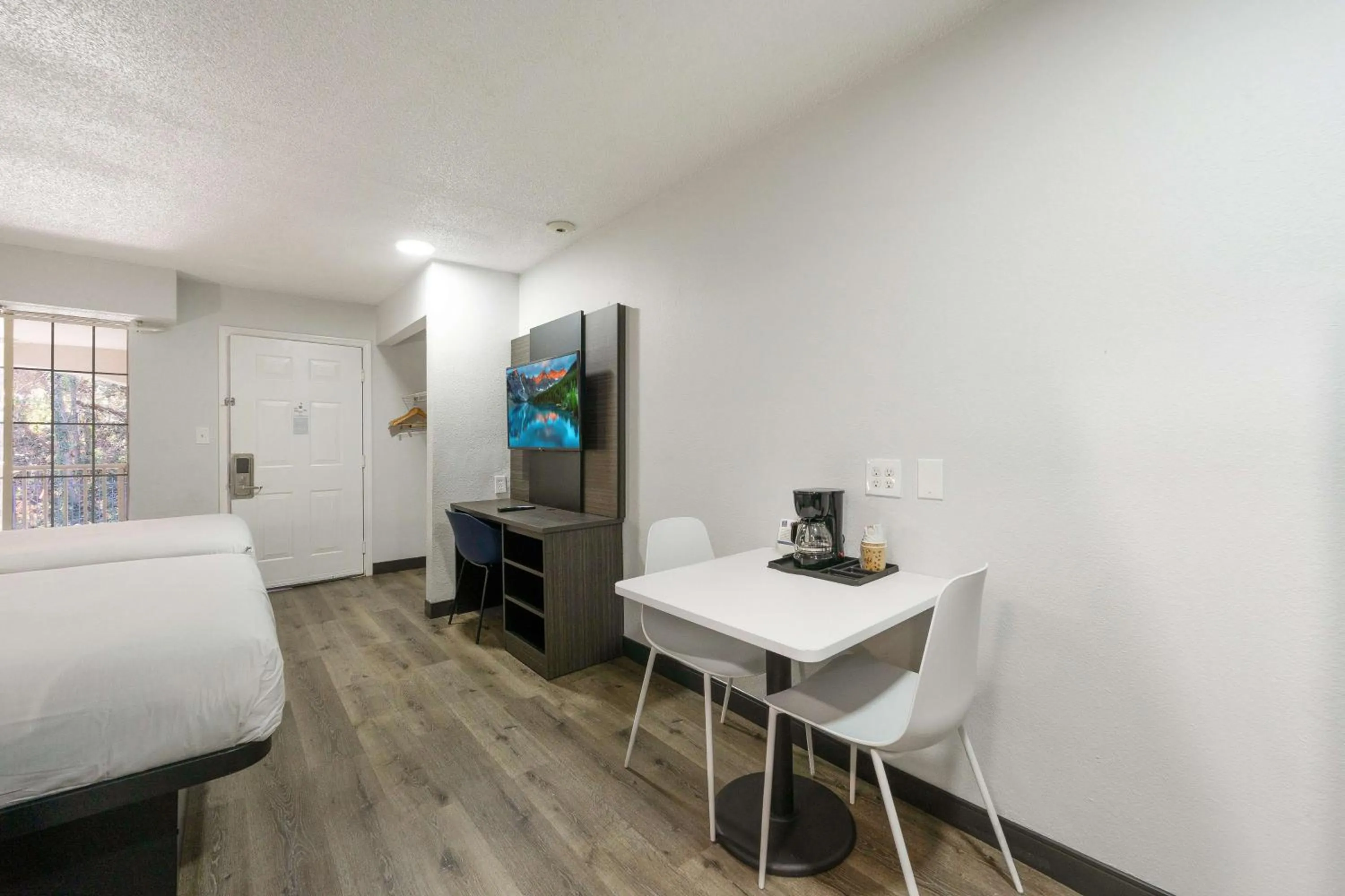 Bedroom, Bed in Studio 6-Tucker, GA - Atlanta Northlake