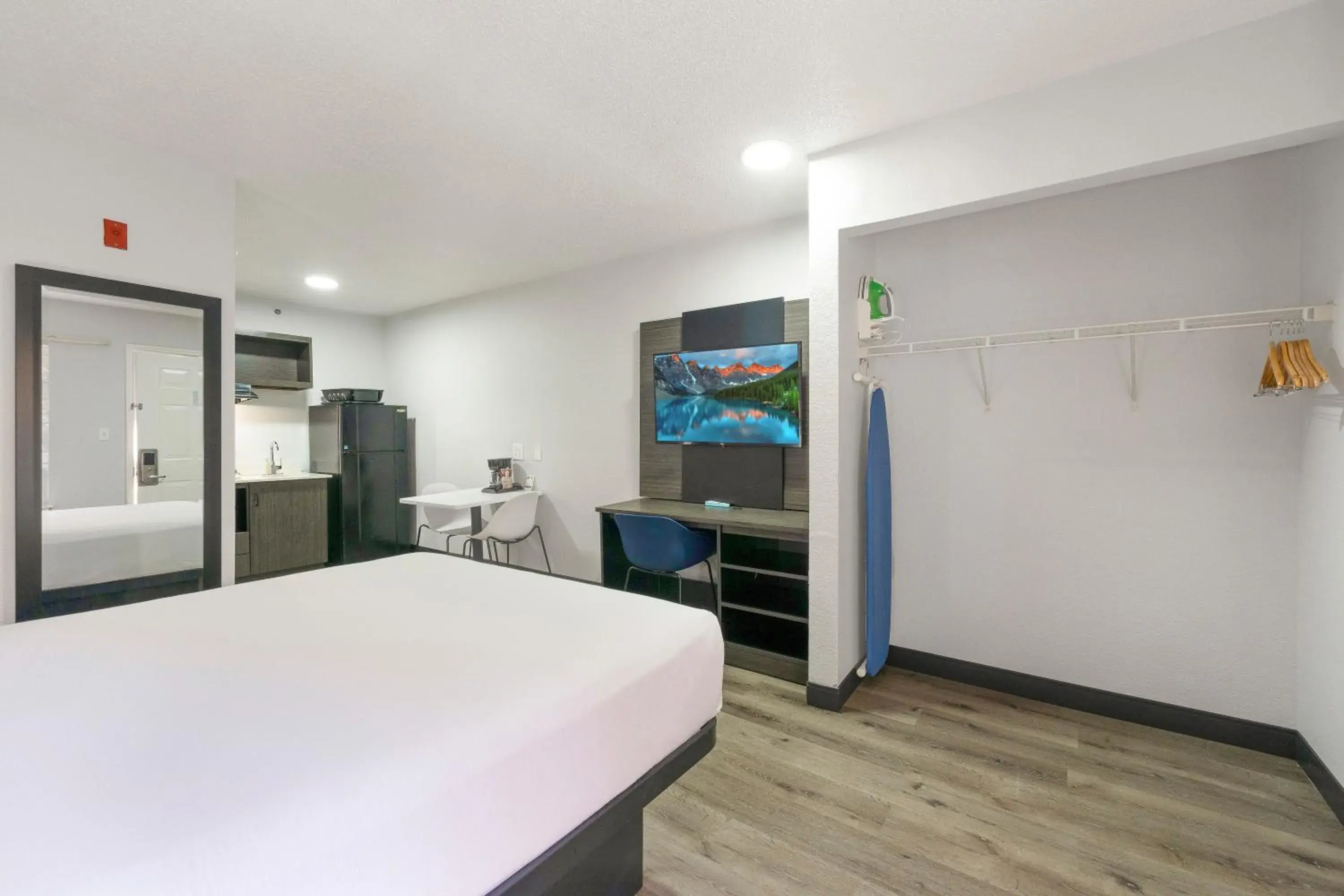 Queen Room - Disability Access - Non-Smoking in Studio 6-Tucker, GA - Atlanta Northlake Queen Room - Disability Access - Non-Smoking in Studio 6-Tucker, GA - Atlanta Northlake