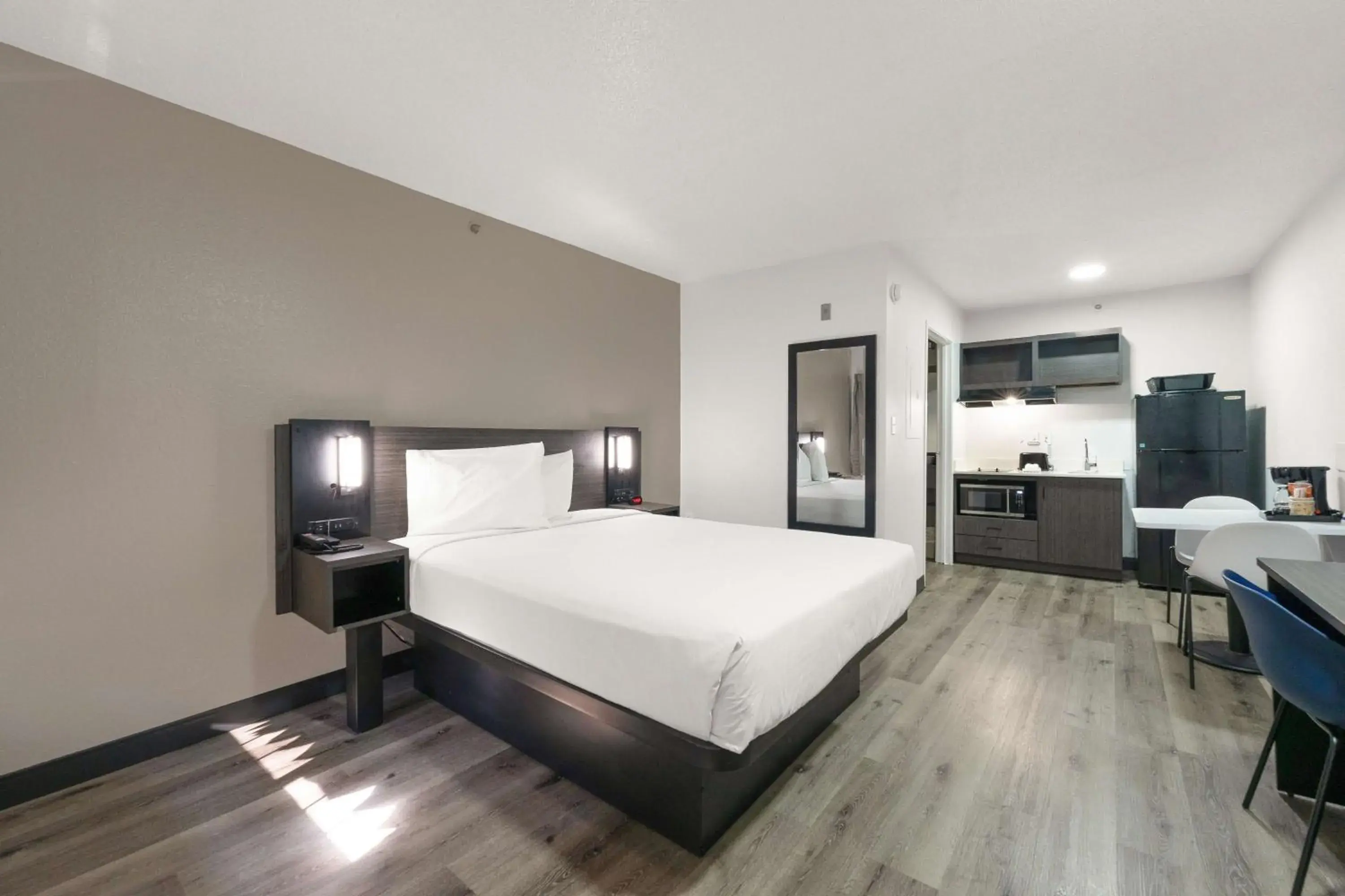 Bedroom, Bed in Studio 6-Tucker, GA - Atlanta Northlake Bedroom, Bed in Studio 6-Tucker, GA - Atlanta Northlake