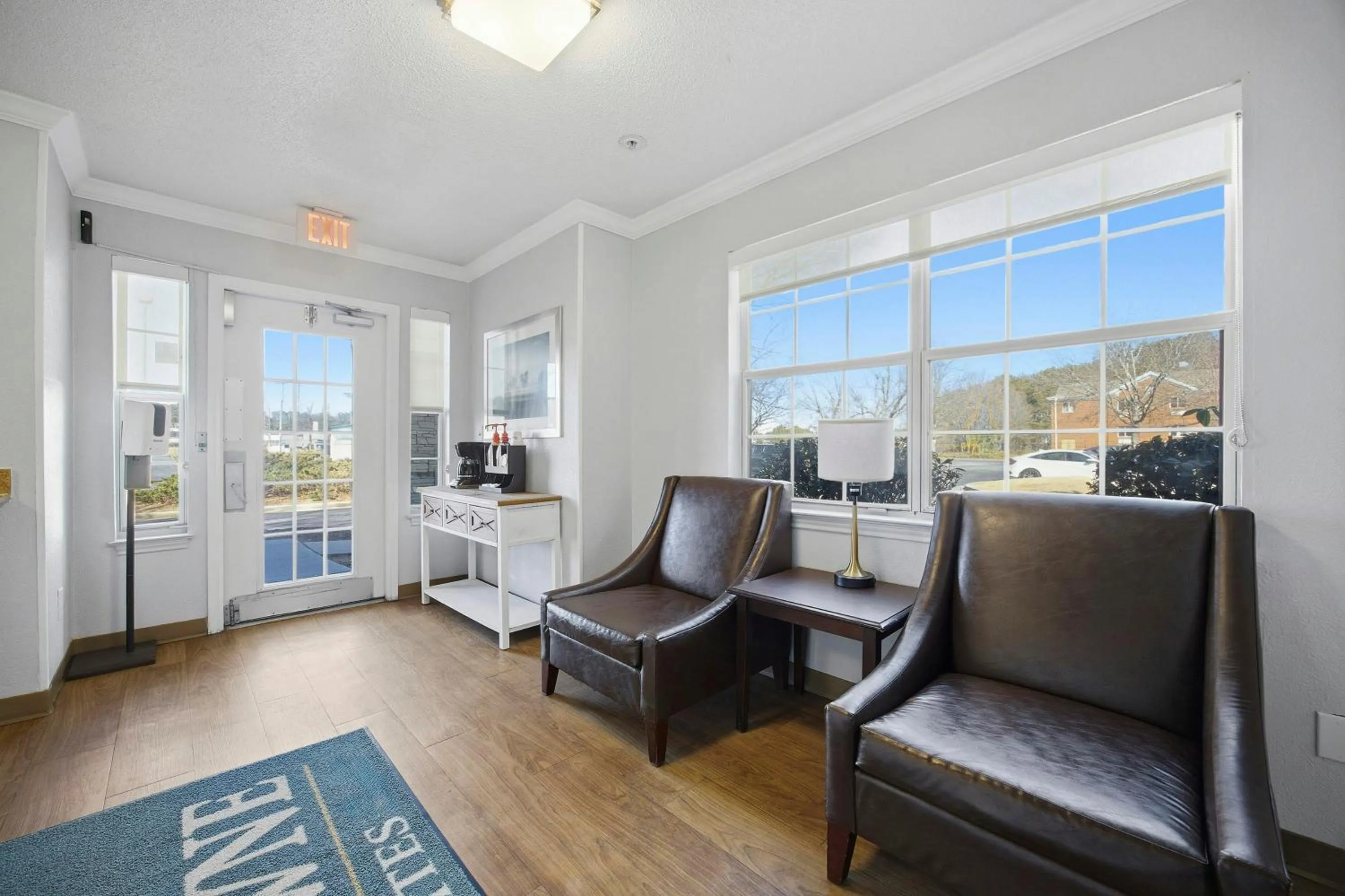 Lobby or reception in HomeTowne Studios by Red Roof Atlanta - Peachtree Corners
