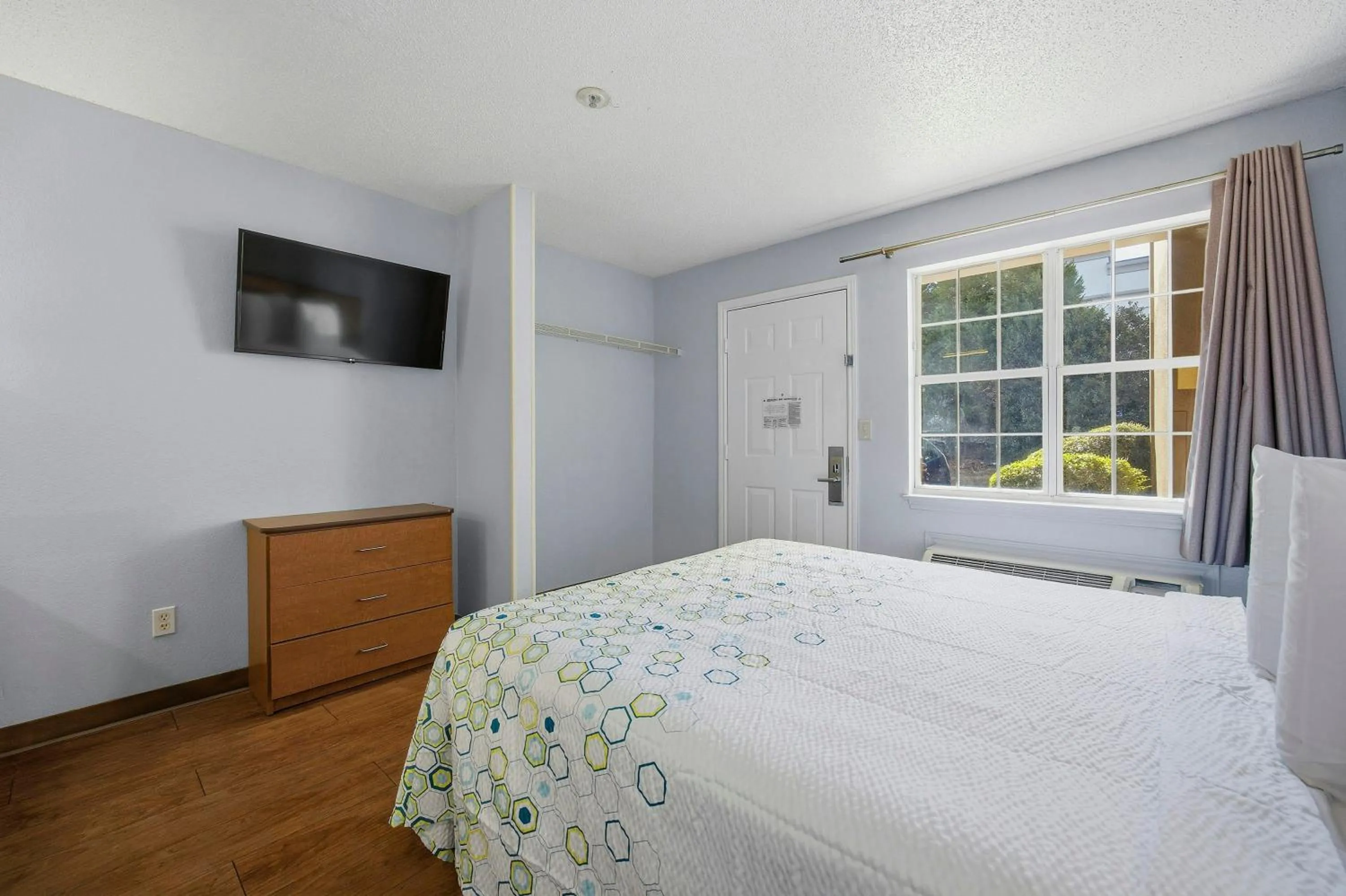 Photo of the whole room, Bed in HomeTowne Studios by Red Roof Atlanta - Peachtree Corners