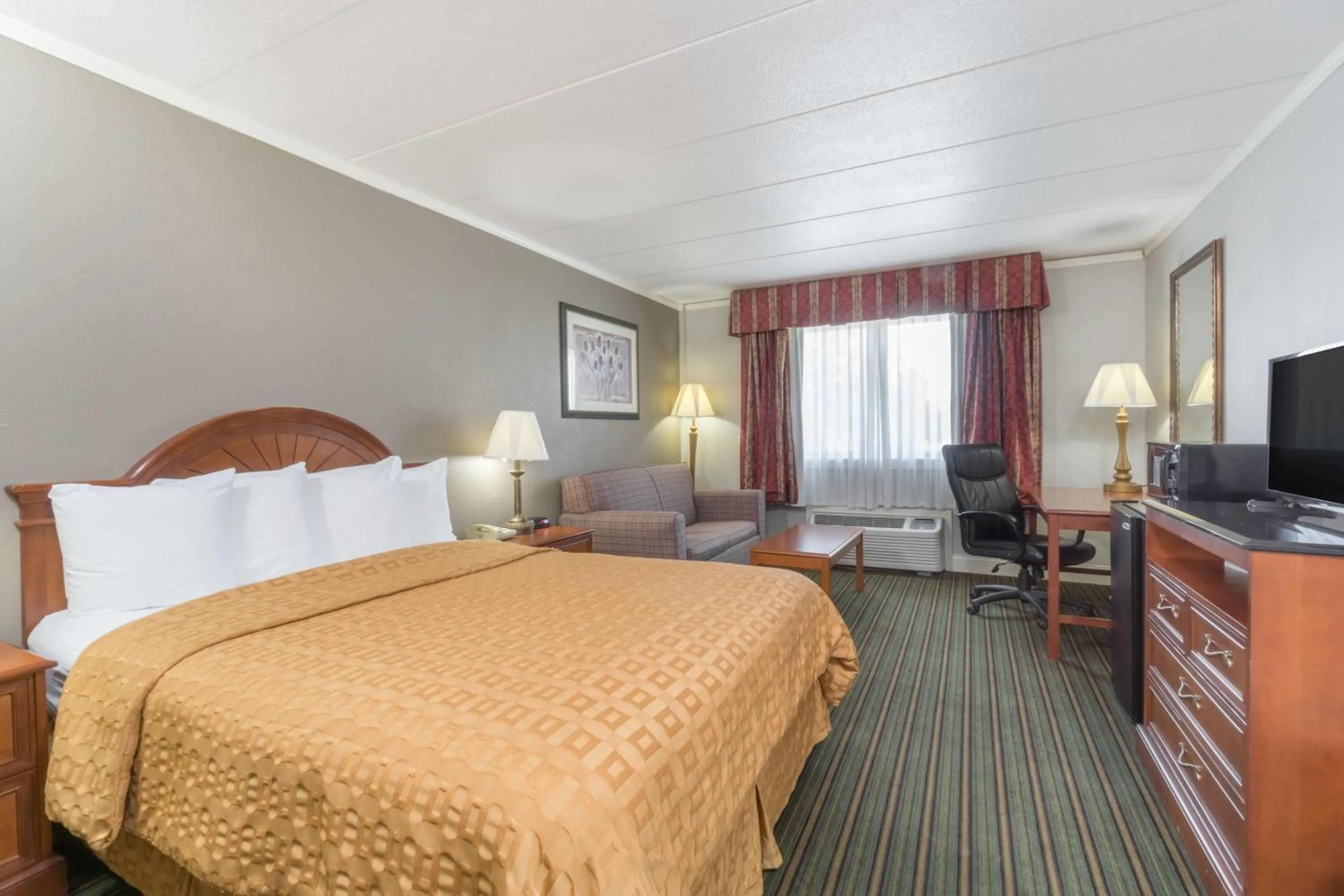 Photo of the whole room, Bed in Days Inn by Wyndham Columbus East Airport