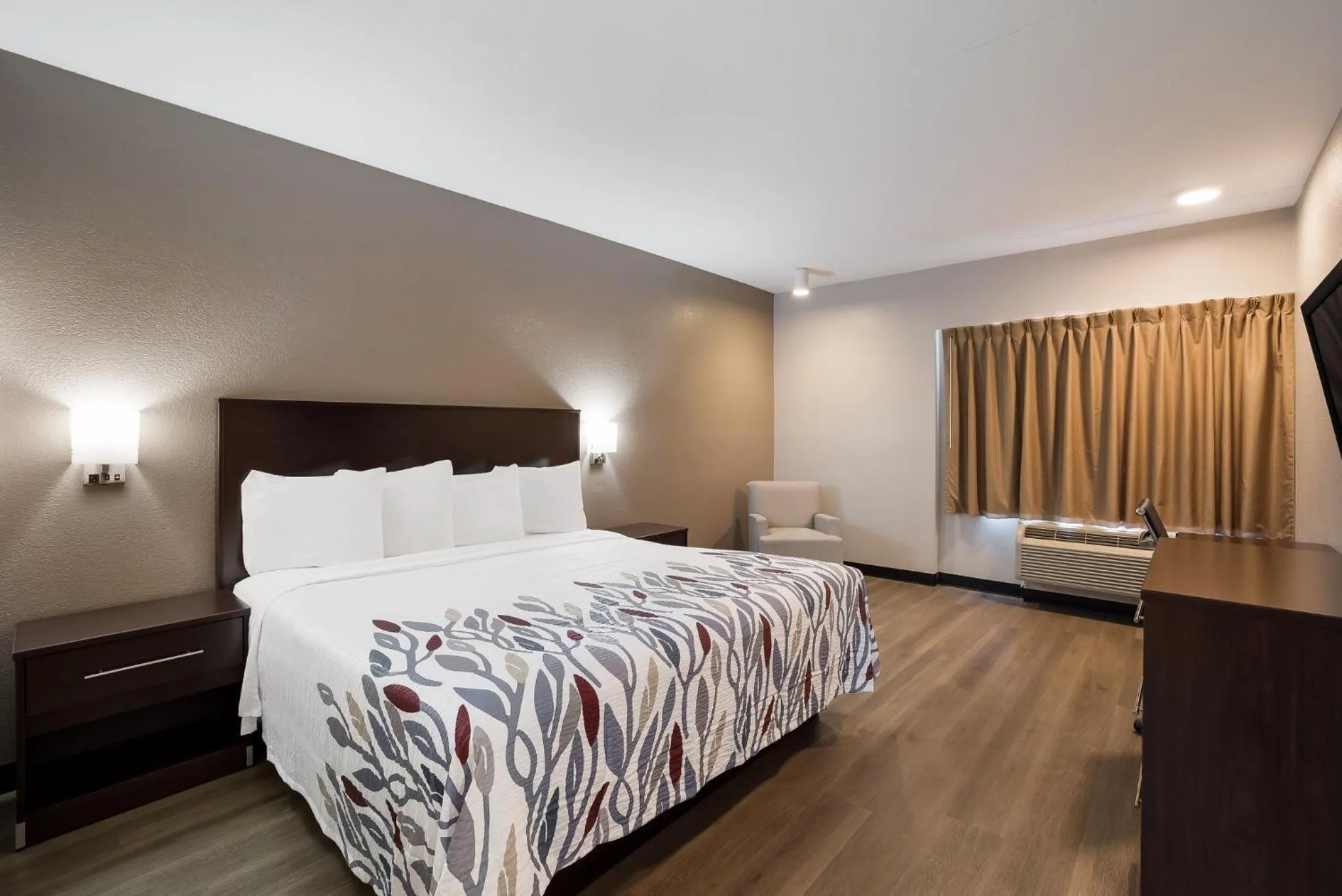 Photo of the whole room, Bed in Red Roof Inn Tucson North - Marana