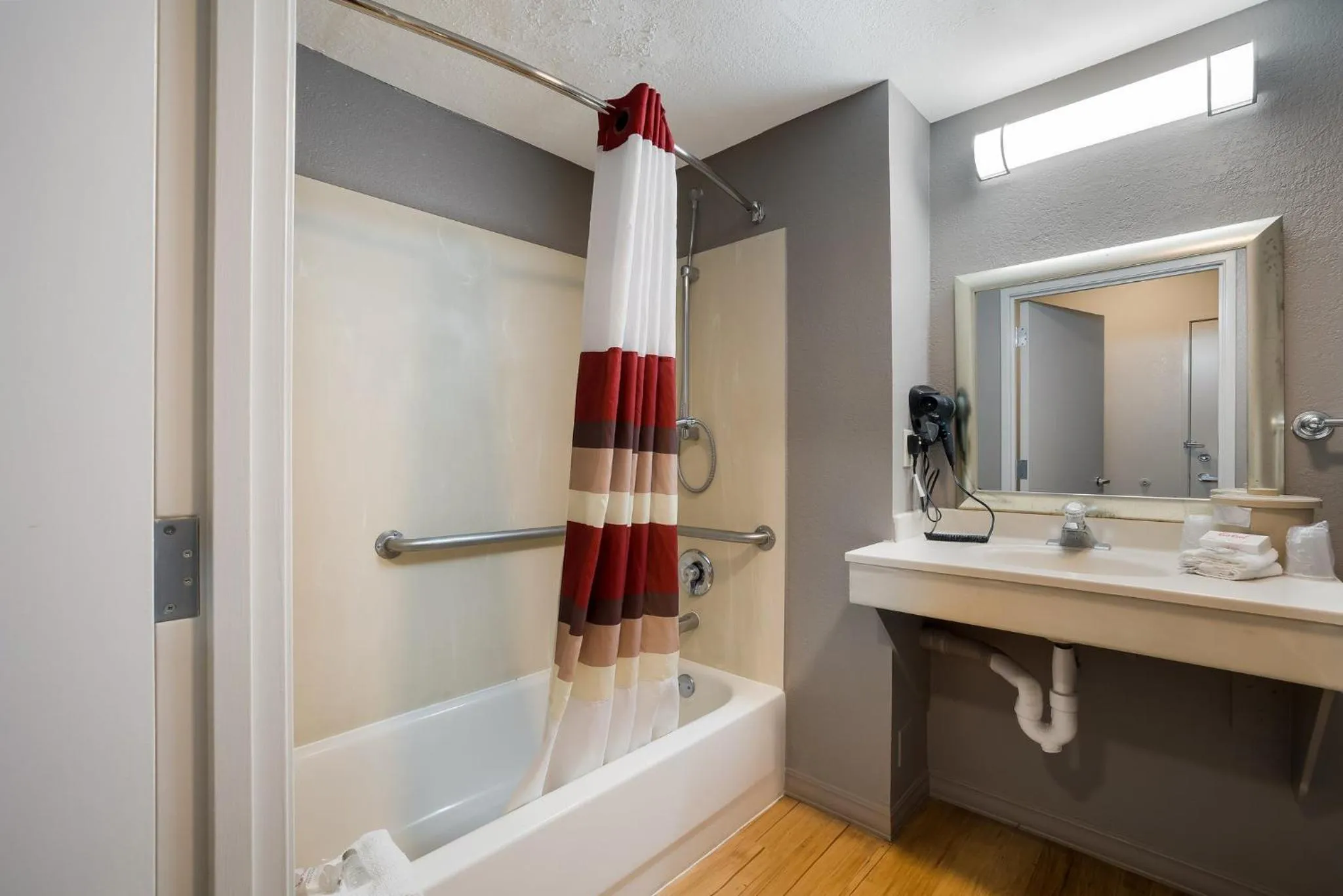 Bathroom in Red Roof Inn Tucson North - Marana