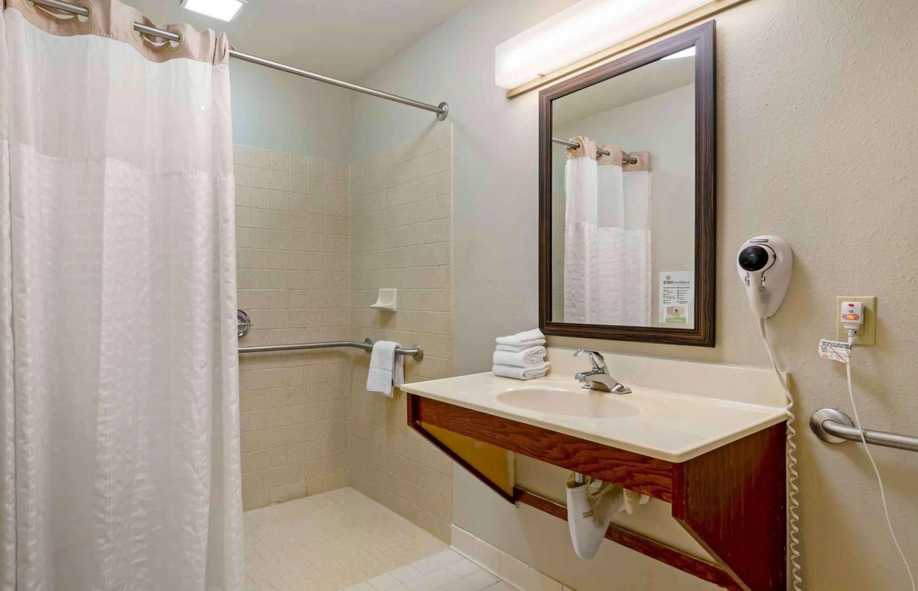 Bathroom in Extended Stay America Suites - Kansas City - Overland Park - Metcalf Ave
