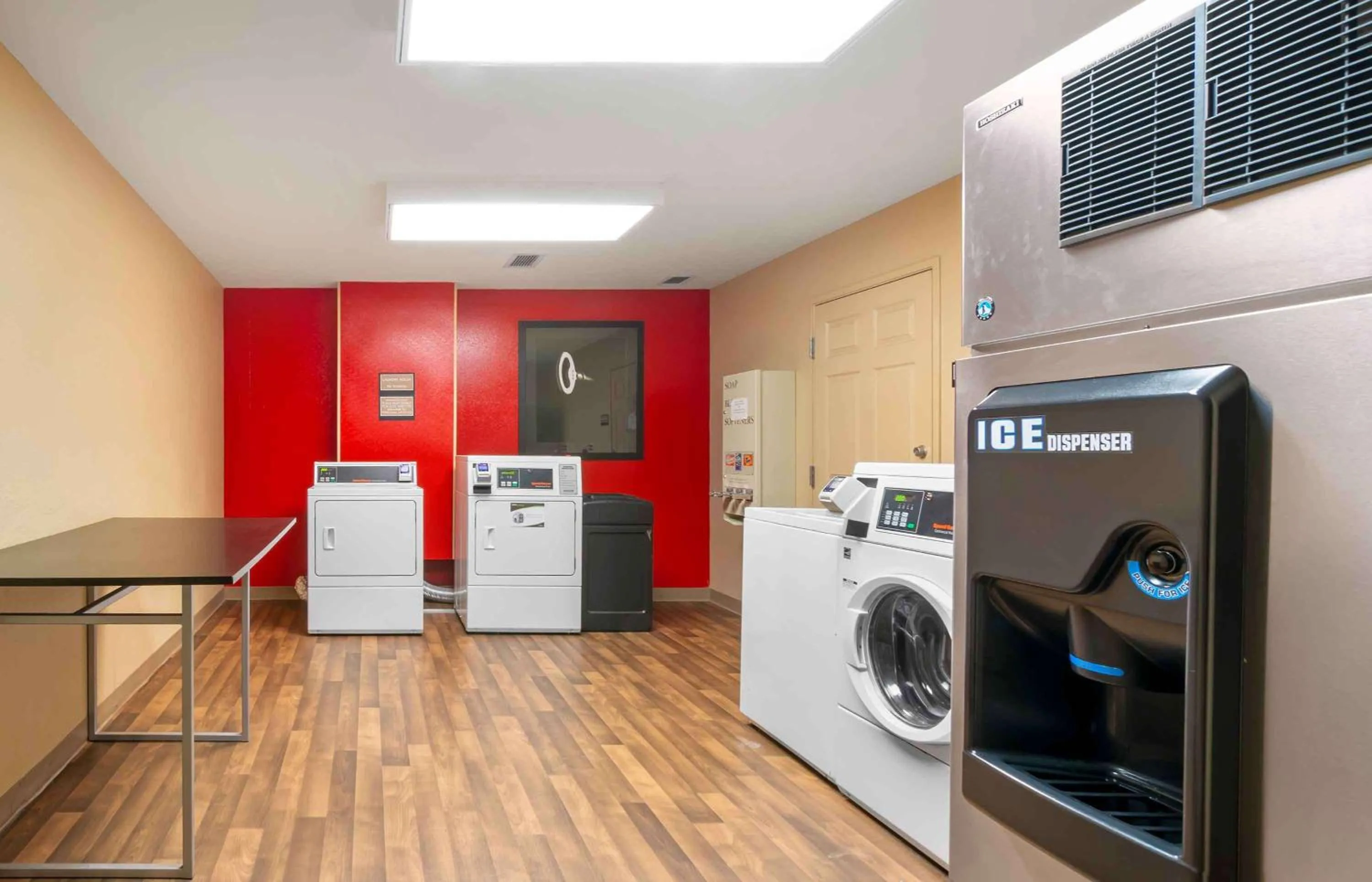 Property building in Extended Stay America Suites - Kansas City - Overland Park - Metcalf Ave