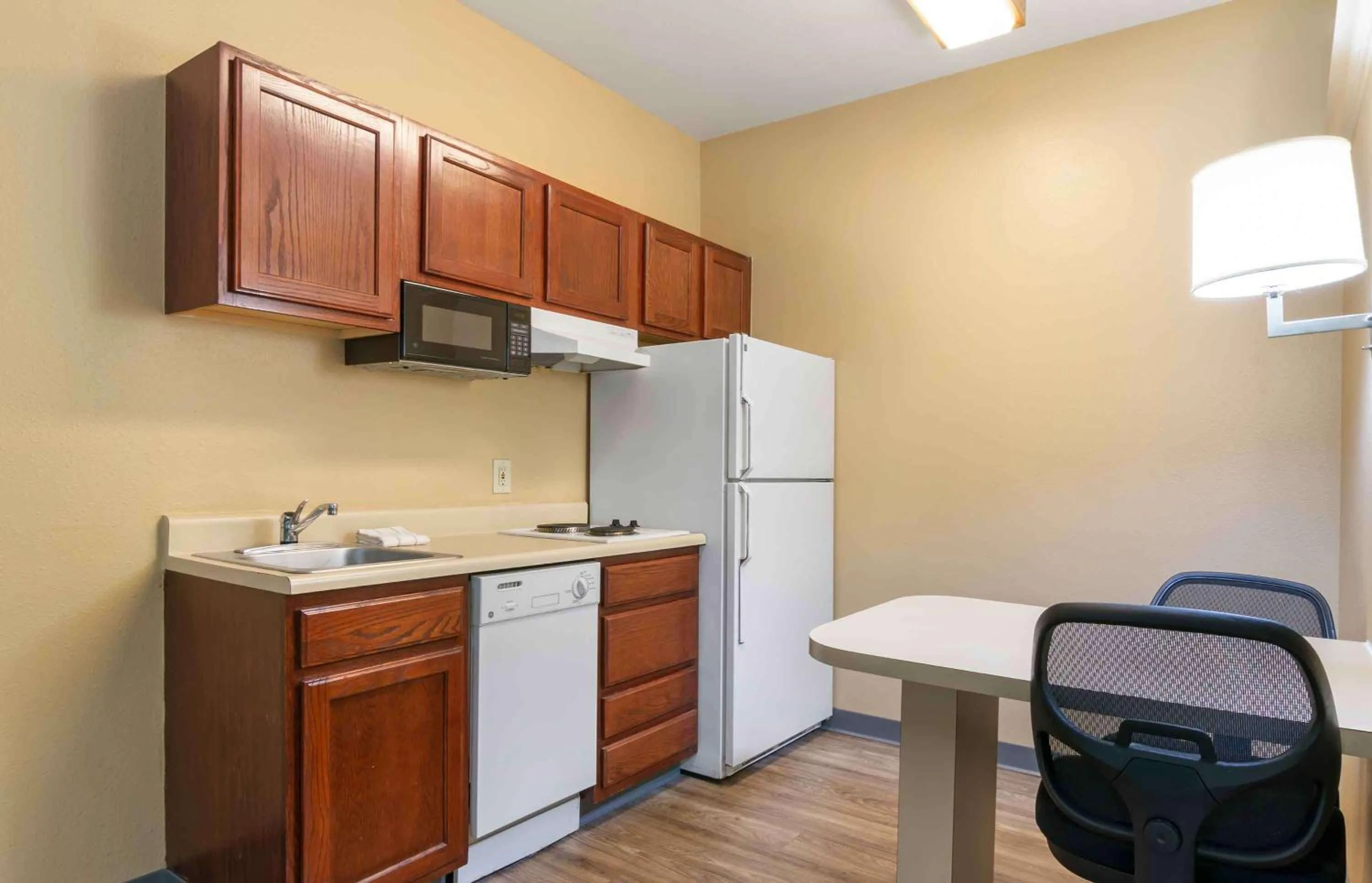 Kitchen or kitchenette in Extended Stay America Suites - Kansas City - Overland Park - Metcalf Ave