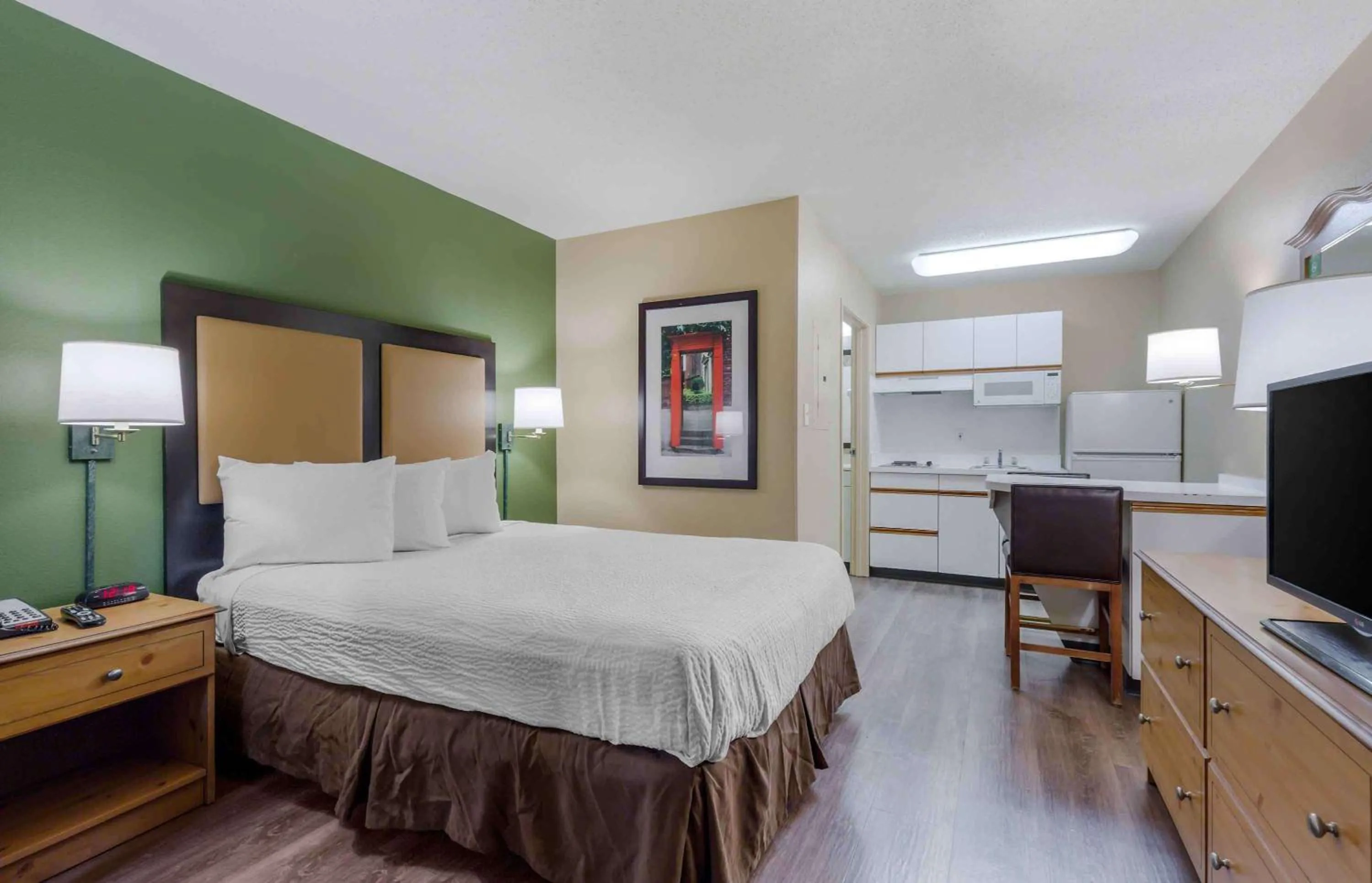 Bedroom, Bed in Extended Stay America Suites - Washington, DC - Fairfax - Fair Oaks