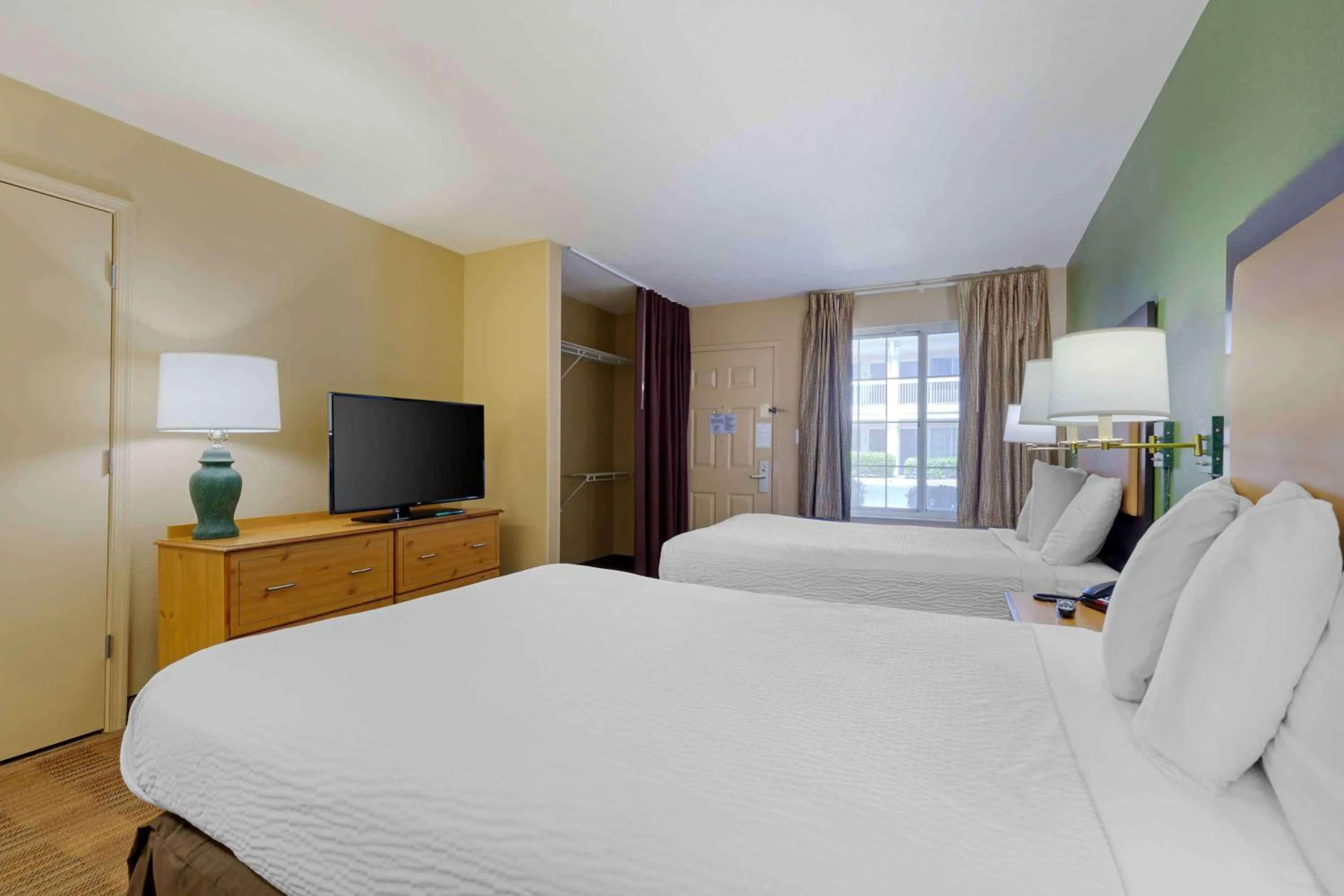 Bedroom, Bed in Extended Stay America Suites - Washington, DC - Fairfax - Fair Oaks