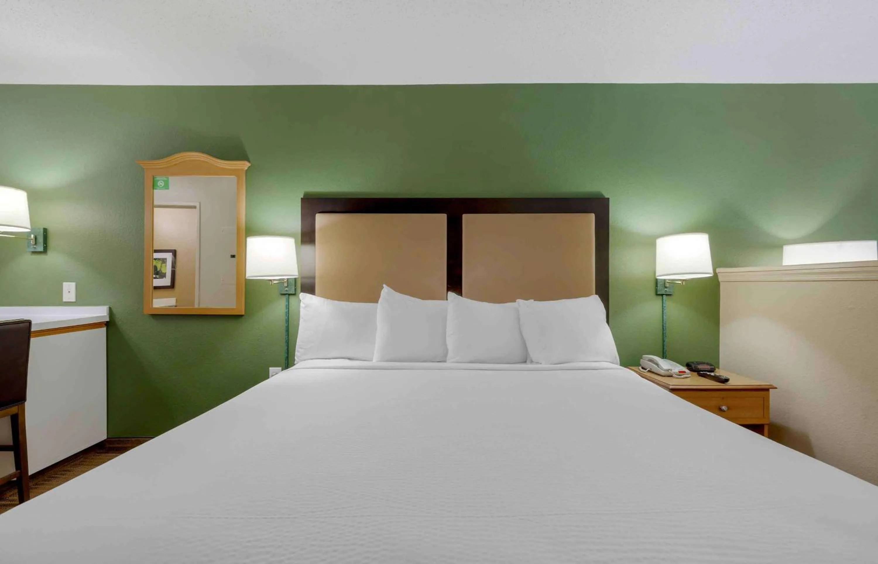 Bedroom, Bed in Extended Stay America Suites - Washington, DC - Fairfax - Fair Oaks