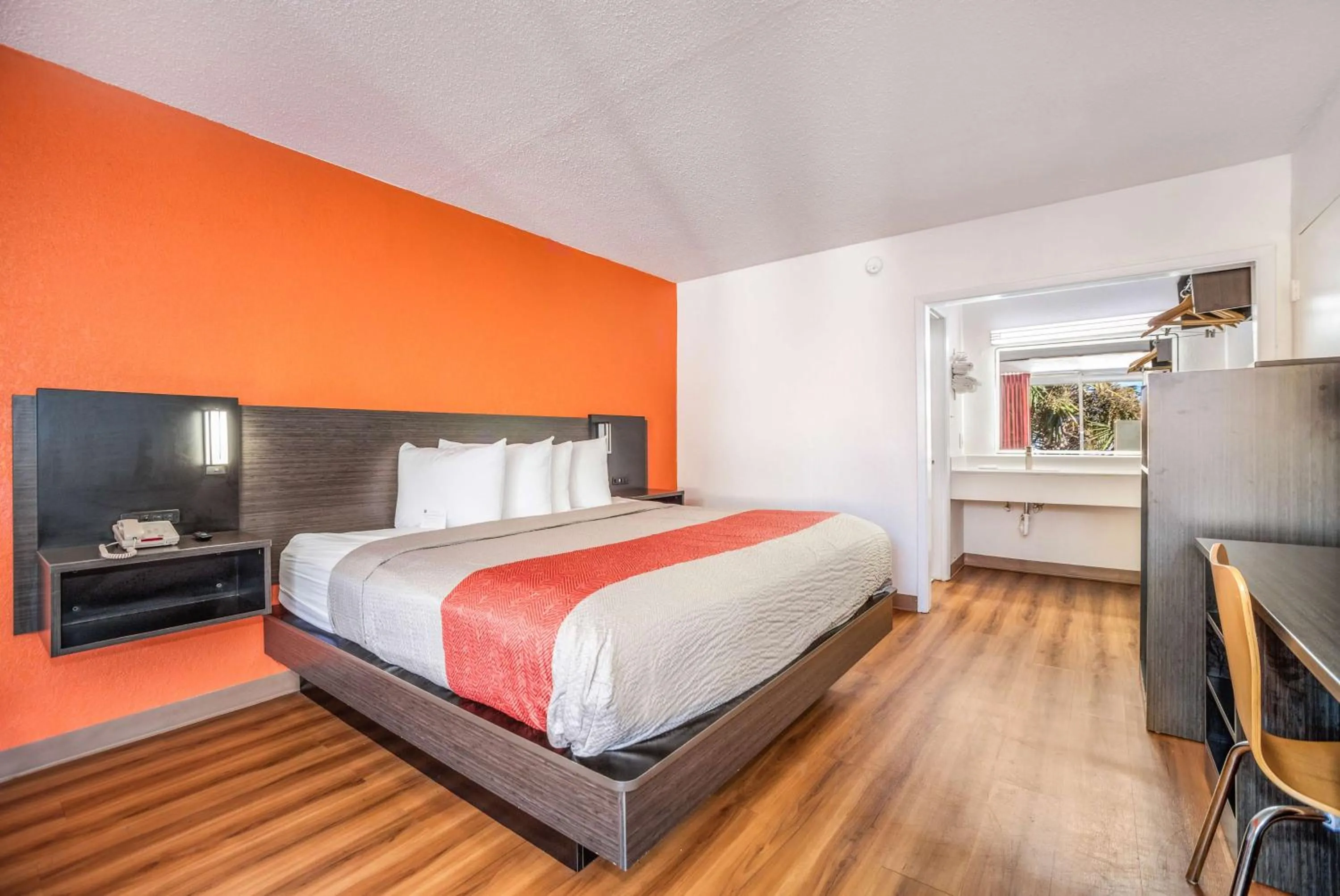 Photo of the whole room, Bed in Motel 6-Florence, SC