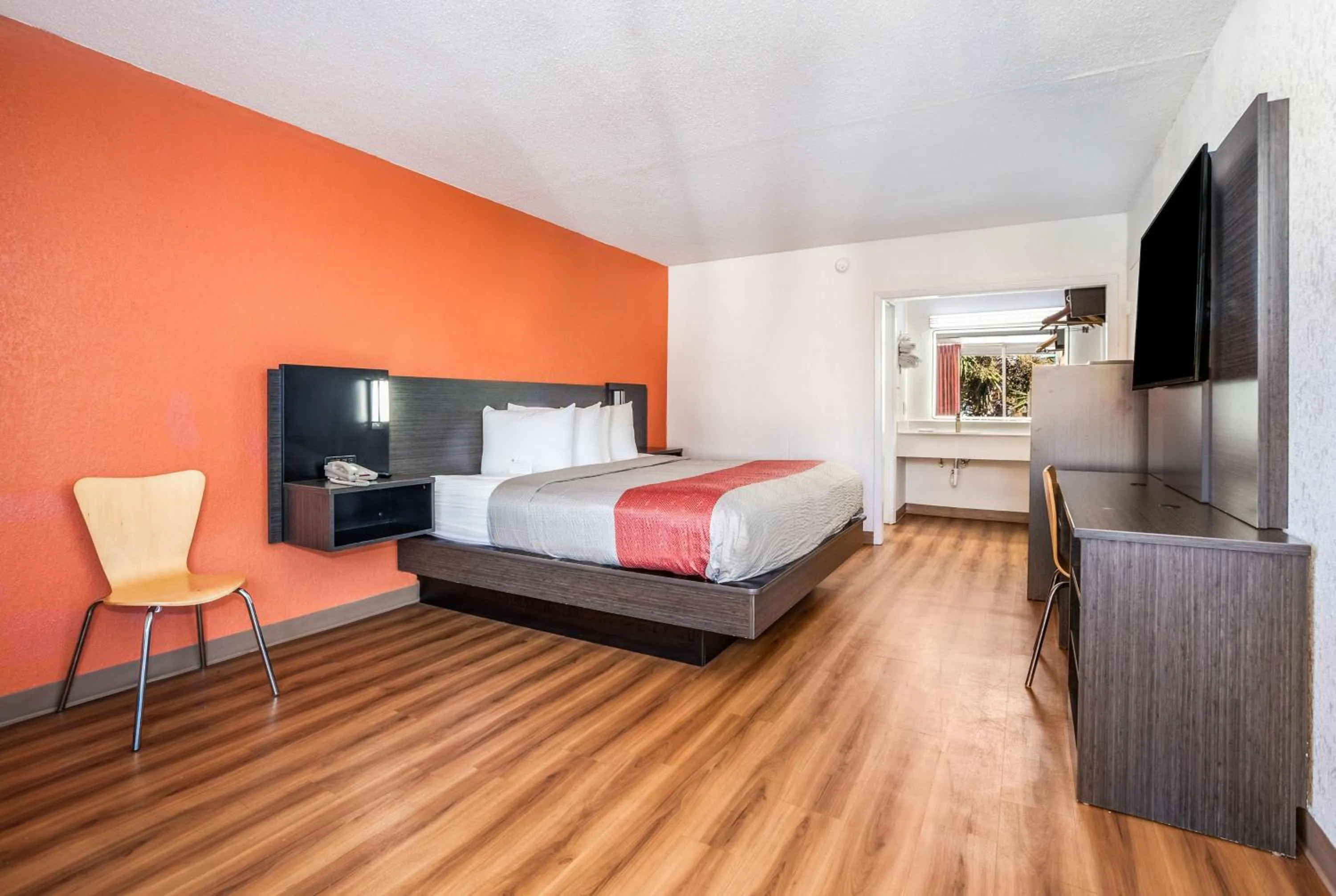 Photo of the whole room, Bed in Motel 6-Florence, SC