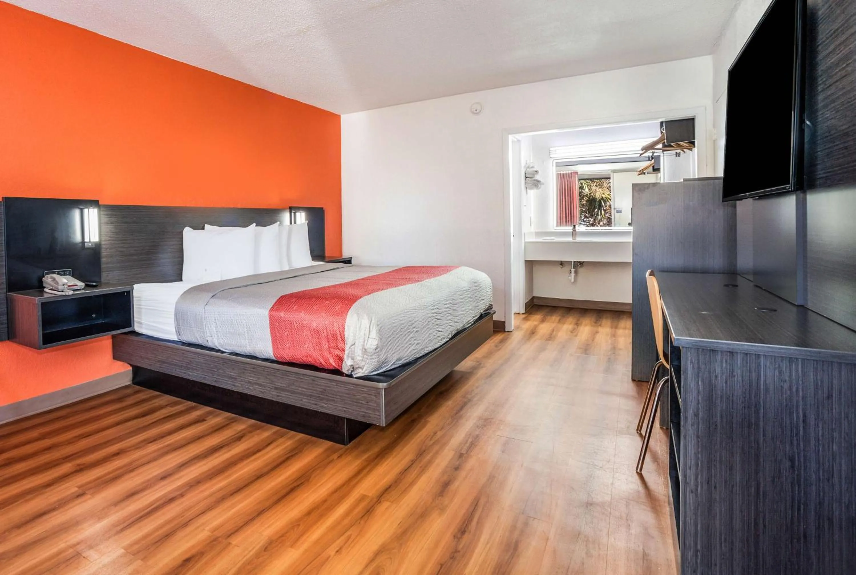 Photo of the whole room, Bed in Motel 6-Florence, SC